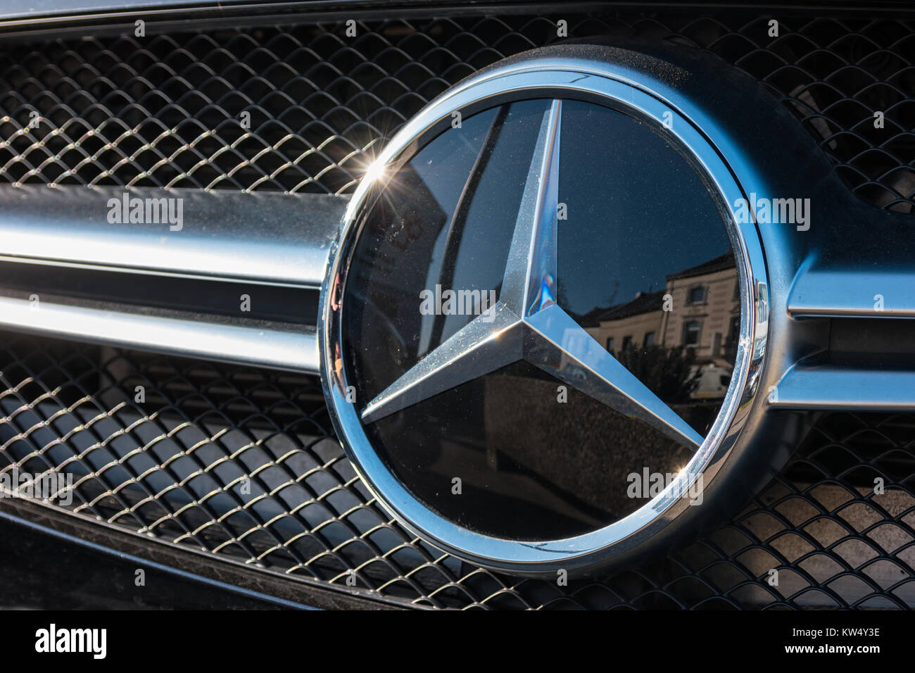 Mercedes-Benz-Logo aus der Nähe auf einem Autogrill. Mercedes-Benz ist ein deutscher Automobilhersteller. Die Marke wird für Luxusautos, Busse, Kuche verwendet Stockfoto