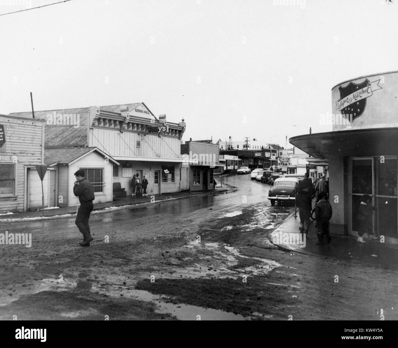 Anzeigen von Kodiak, Alaska, eine recht verkehrsreiche Straße mit kommerziellen Gebäude, 1965. Stockfoto