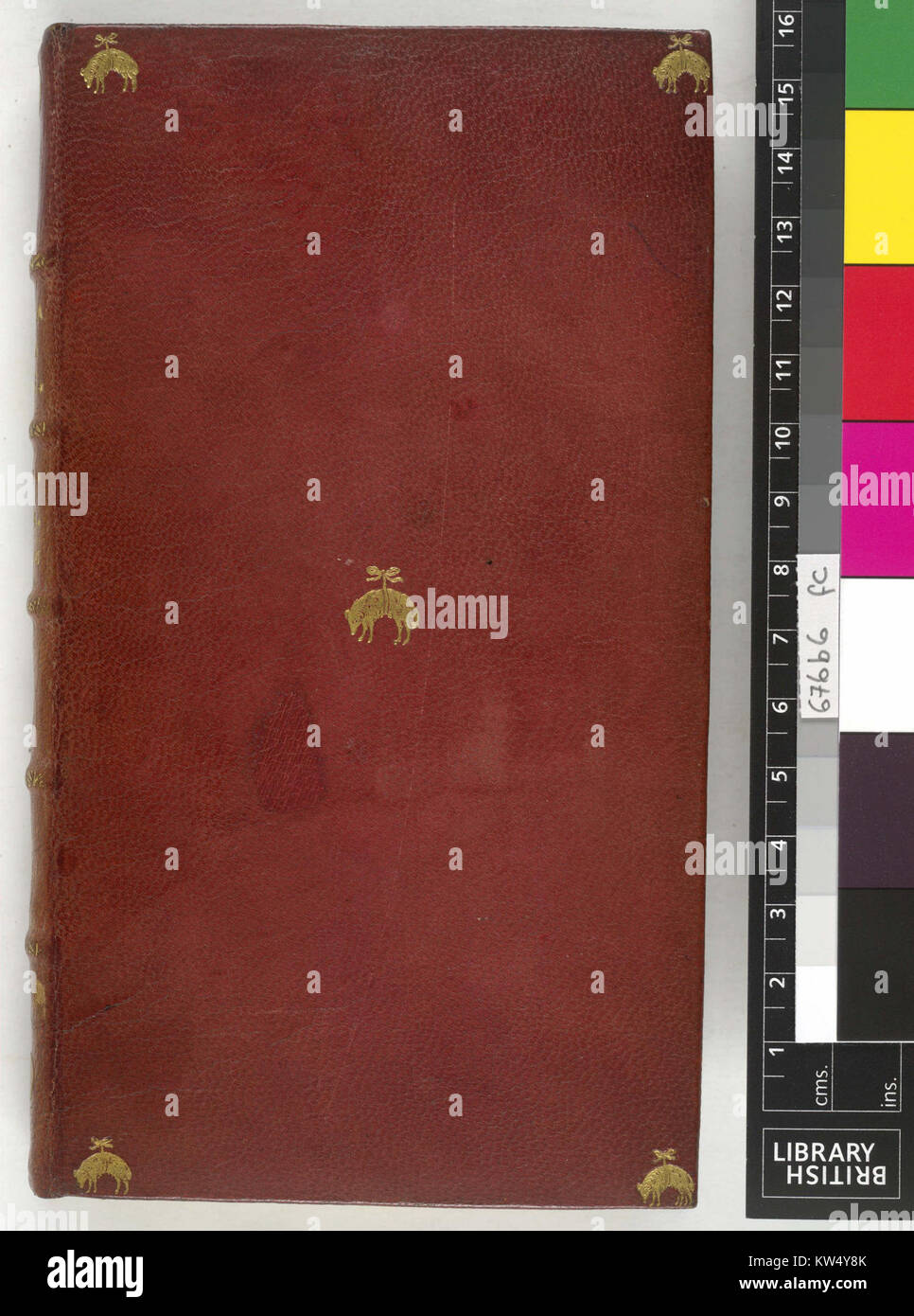 Bild des oberen Umschlags einer Biblia-Handschrift, katalogisiert unter Punkt 676b6, mit dekorativen Elementen. Stockfoto