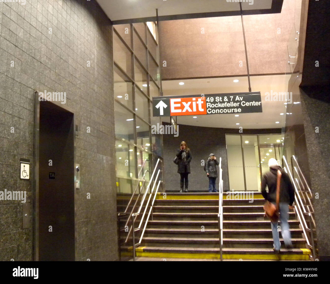 Die BMT 49 NB RC Concourse ist Teil der Verkehrsinfrastruktur und bezieht sich wahrscheinlich auf einen Abschnitt einer New Yorker U-Bahn-Station. Sie ist ein wichtiger Bestandteil des städtischen Transitsystems. Stockfoto