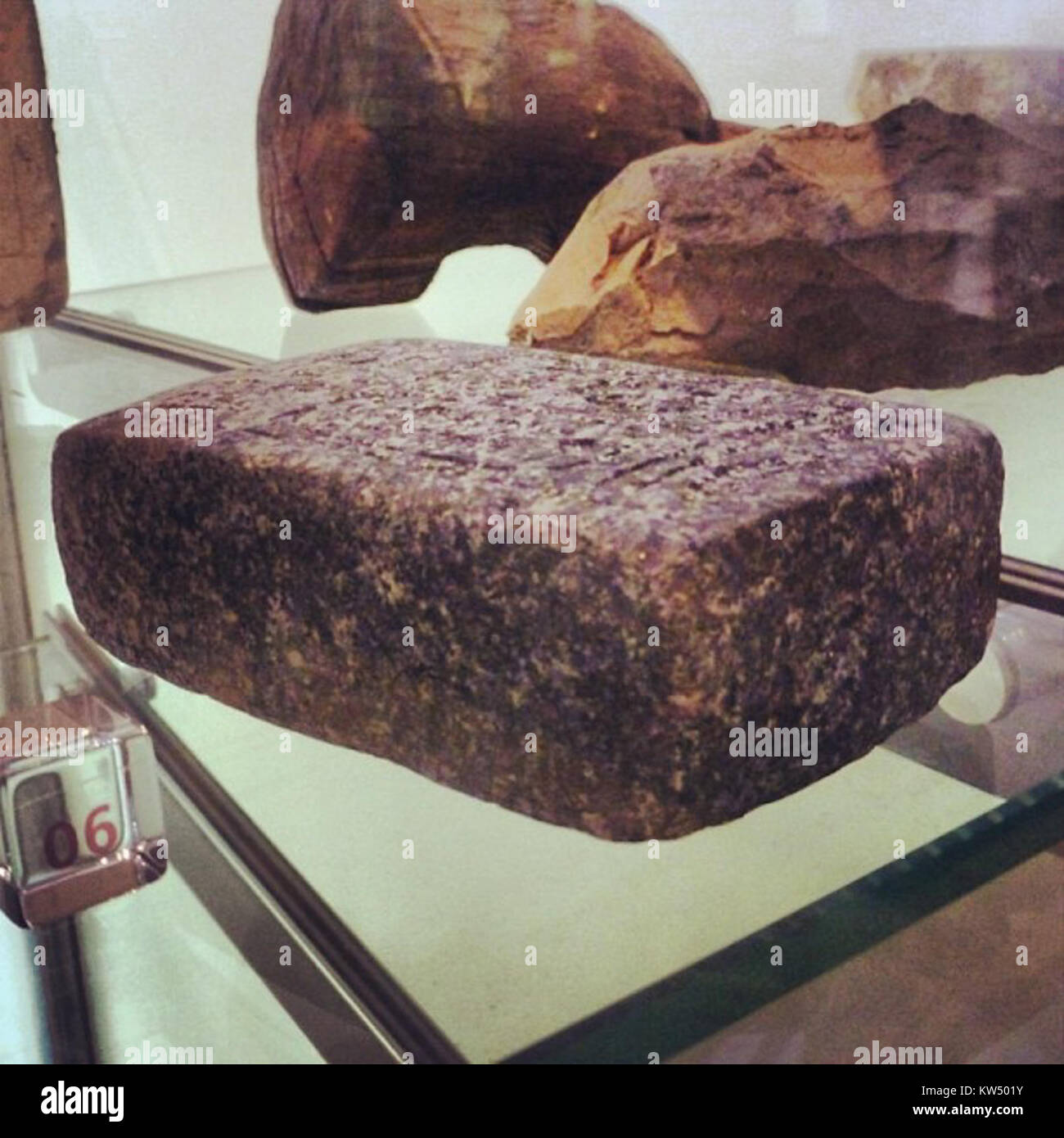 Dieser schwarze Granitblock zeigt Inschriften mit den Namen Ramesses II. Und Prinz Khaemwaset, die einen Einblick in das antike ägyptische Königshaus und ihre historischen Aufzeichnungen geben. Stockfoto