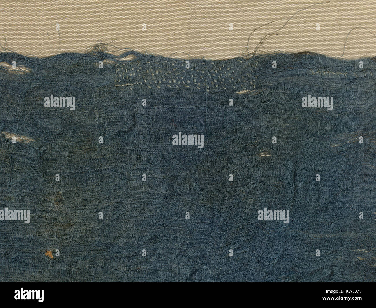 Dieses kleine blaue Leinentuch, gefärbt mit Indigo, wurde in Tutanchamuns Einbalsamierungskammer gefunden. Seine Größe deutet darauf hin, dass er dem jungen Pharao gehörte. Beispiele von gefärbtem Leinen aus dem alten Ägypten sind selten, was dieses Artefakt bedeutend macht. Stockfoto