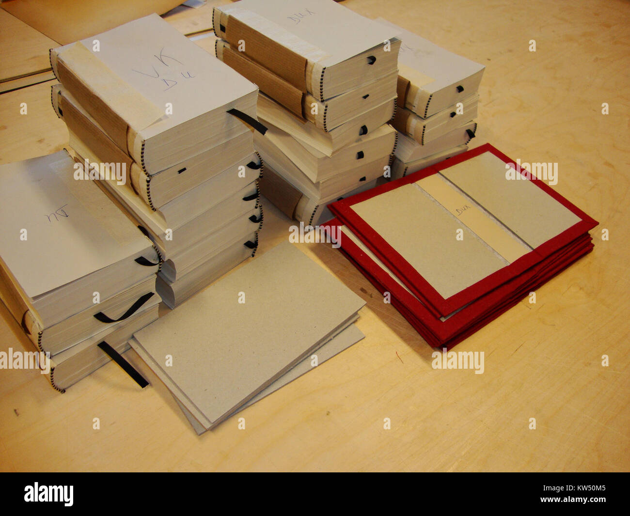 Dieses Bild zeigt das Werk des Boekbindclubs Dukenburg, speziell Z23 Buchblöcke mit englischem Rücken. Es repräsentiert die Handwerkskunst der Buchbinderei und konzentriert sich auf den einzigartigen Stil der Buchbinderei. Stockfoto