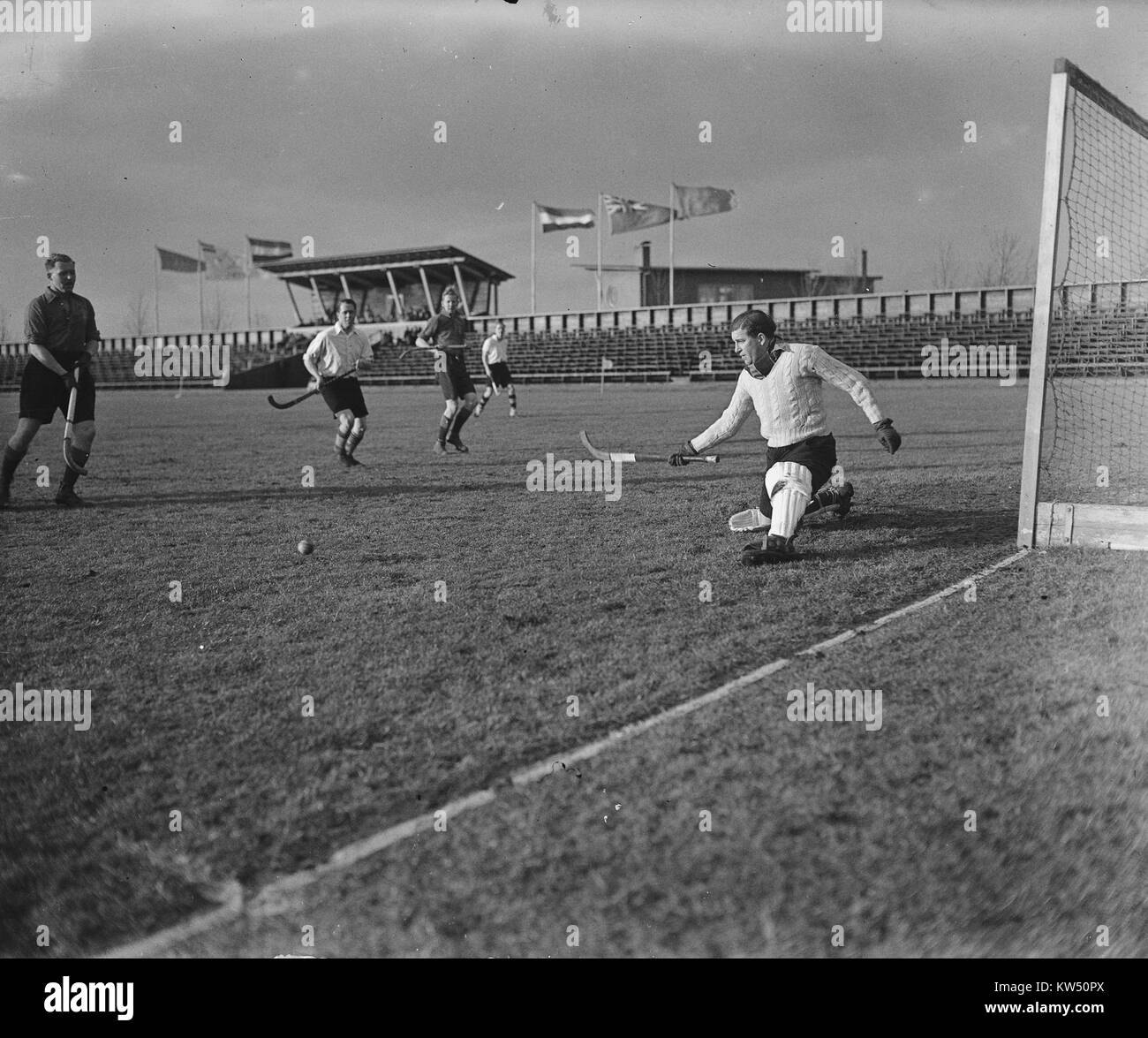 Dieses Bild stellt einen bestimmten Moment dar, in dem eine Hockeymannschaft in Amsterdam involviert ist, und spiegelt die Platzierung der Mannschaft im Feld während eines Spiels wider. Der Begriff „Bezettingszone“ bezieht sich wahrscheinlich auf eine taktische Zone im Spiel. Stockfoto