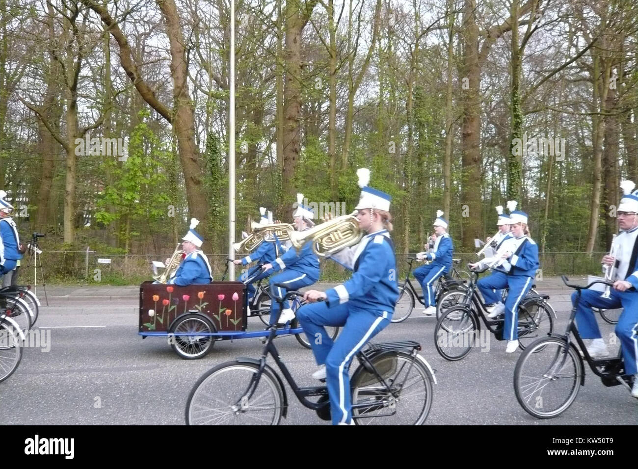Bei der Bloemencorso 2010-Blumenparade in Heemstede, Niederlande, wurden aufwendige, mit Blumen bedeckte Wagen mit lebhaften Blumenarrangements präsentiert. Diese jährliche Veranstaltung feiert die Schönheit der Blumen durch künstlerische Designs und kulturelle Beteiligung. Stockfoto