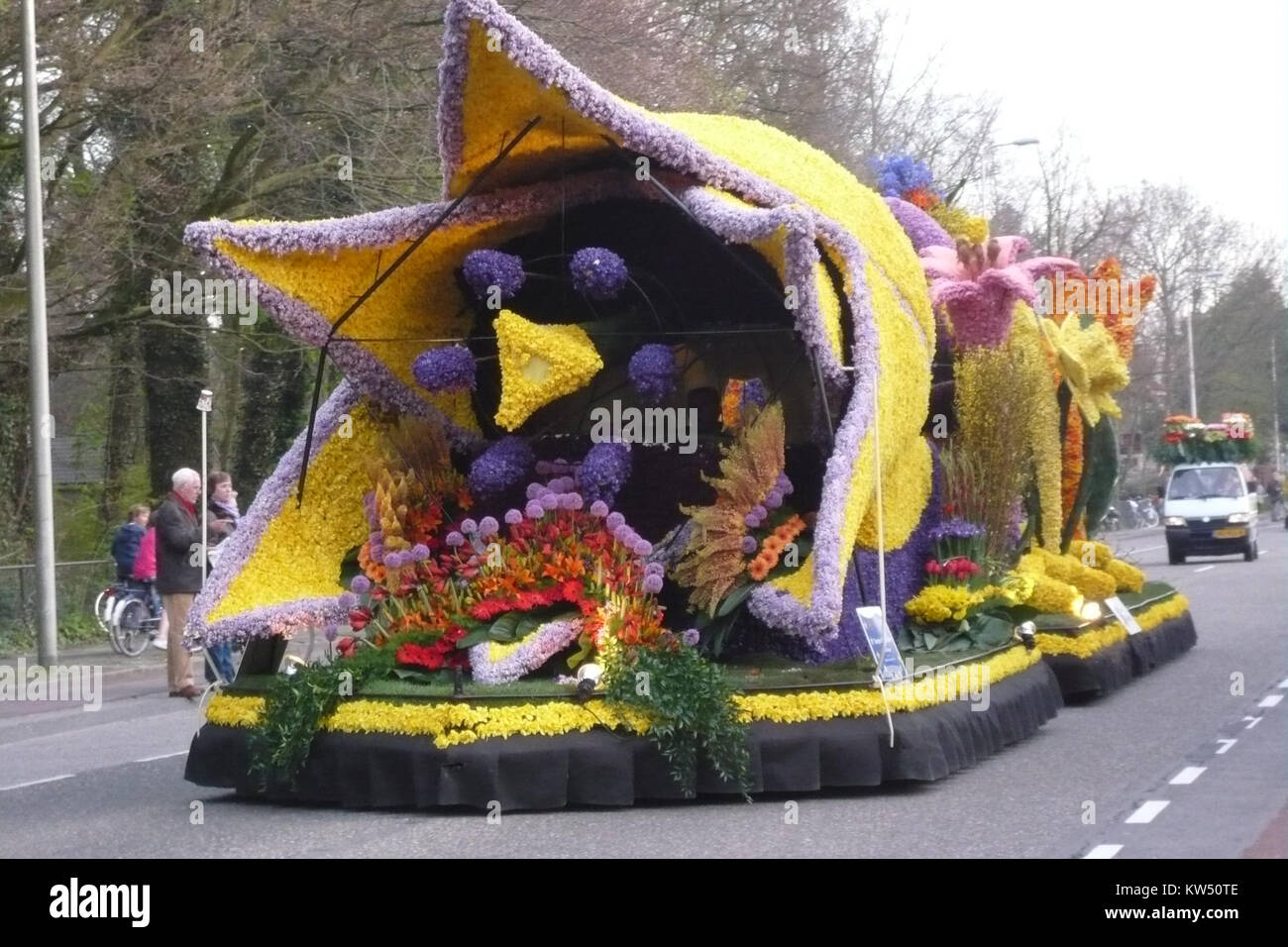 Bloemencorso, oder Blumenparade, fand 2010 in der Nähe von Heemstede in den Niederlanden statt. Diese jährliche Veranstaltung ist bekannt für ihre raffinierten Blumenwagen und die lebendigen Ausstellungen von Blumenkunst, die große Menschenmassen anziehen. Stockfoto