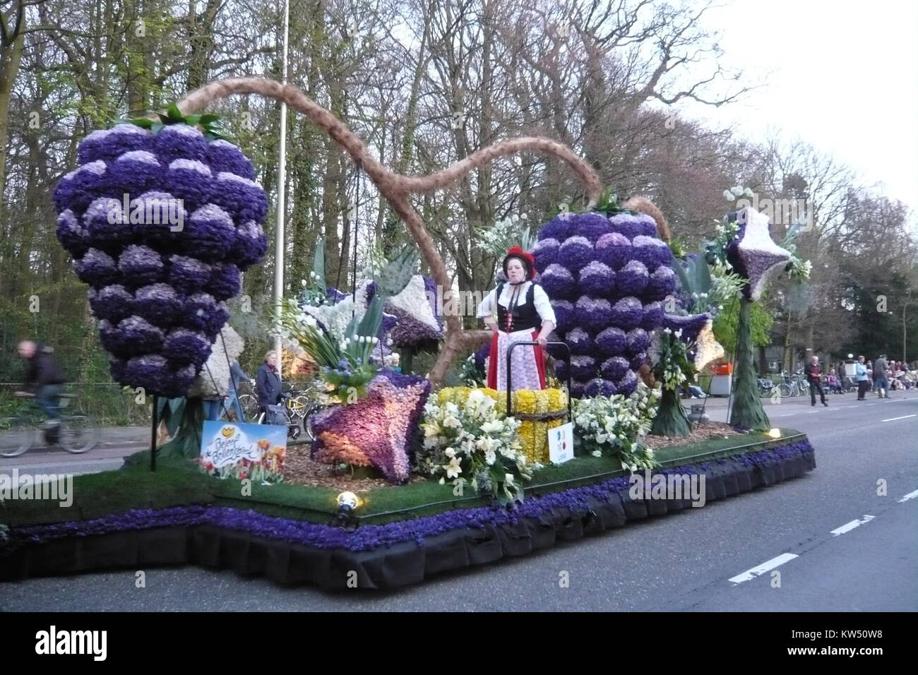 Bei der Veranstaltung Bloemencorso 2010 in Heemstede, Niederlande, gab es lebhafte Blumenparaden entlang des Herenweges. Es zeigte künstlerische Blumenarrangements, wobei die Teilnehmer aufwändige Wagen kreierten, um den Frühling und das kulturelle Erbe der Stadt zu feiern. Stockfoto