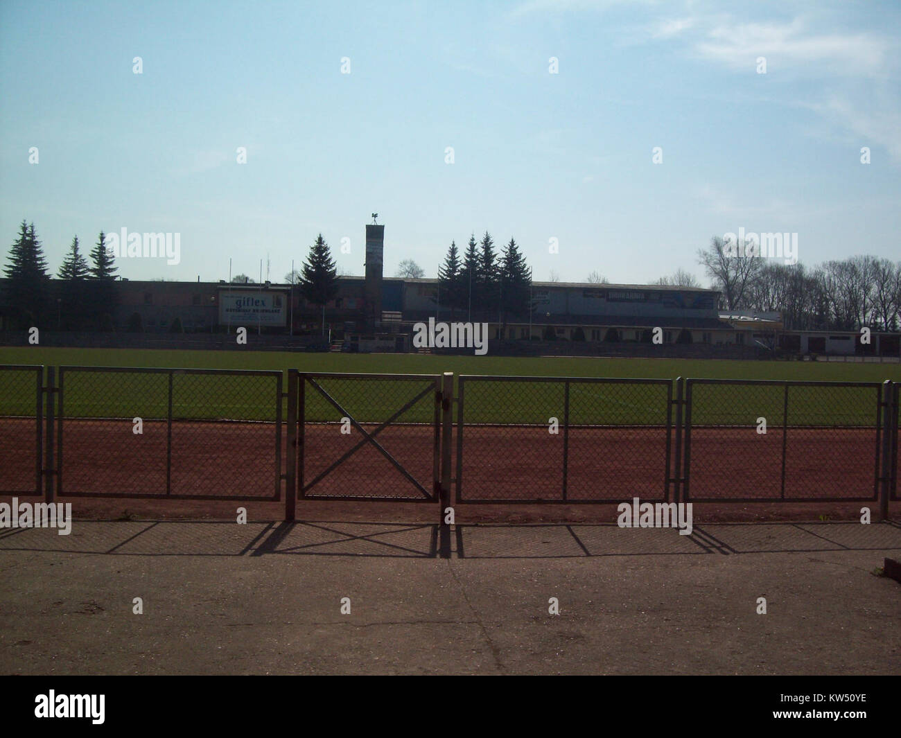 Das Fußballfeld Boisko do piłki nożnej (Kłodzko-Stadion) ist eine bekannte Sportstätte in Kłodzko, Polen. Es dient als Veranstaltungsort für lokale Fußballspiele und Sportveranstaltungen. Stockfoto