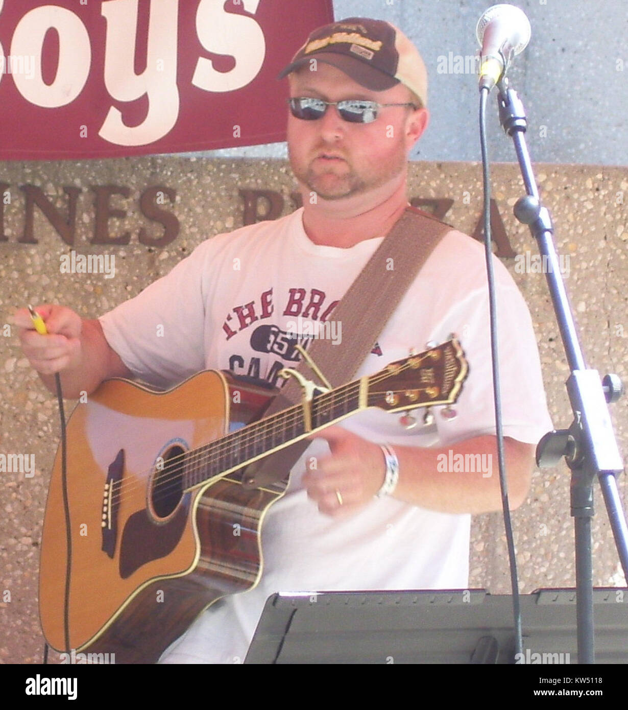 Bobby Billings tritt beim MerleFest 2010 auf, einem renommierten Musikfestival in North Carolina. Sein Auftritt zeigt Bluegrass- und Americana-Musik und trägt so zum vielfältigen Line-up der Veranstaltung bei. Stockfoto