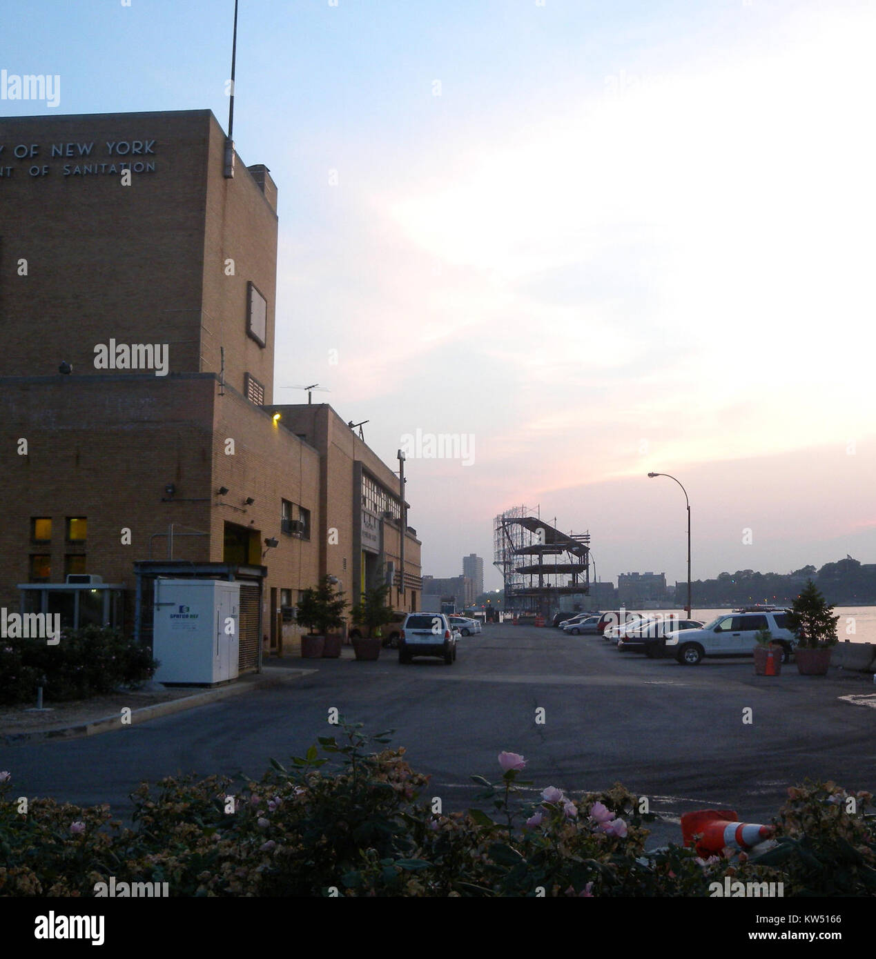 Dieses Foto zeigt die Bloomfield Street in der Abenddämmerung und zeigt den Übergang vom Tageslicht zum Abend in einer städtischen Umgebung. Das Bild betont wahrscheinlich die sanfte Beleuchtung und die städtische Landschaft während des Sonnenuntergangs. Stockfoto