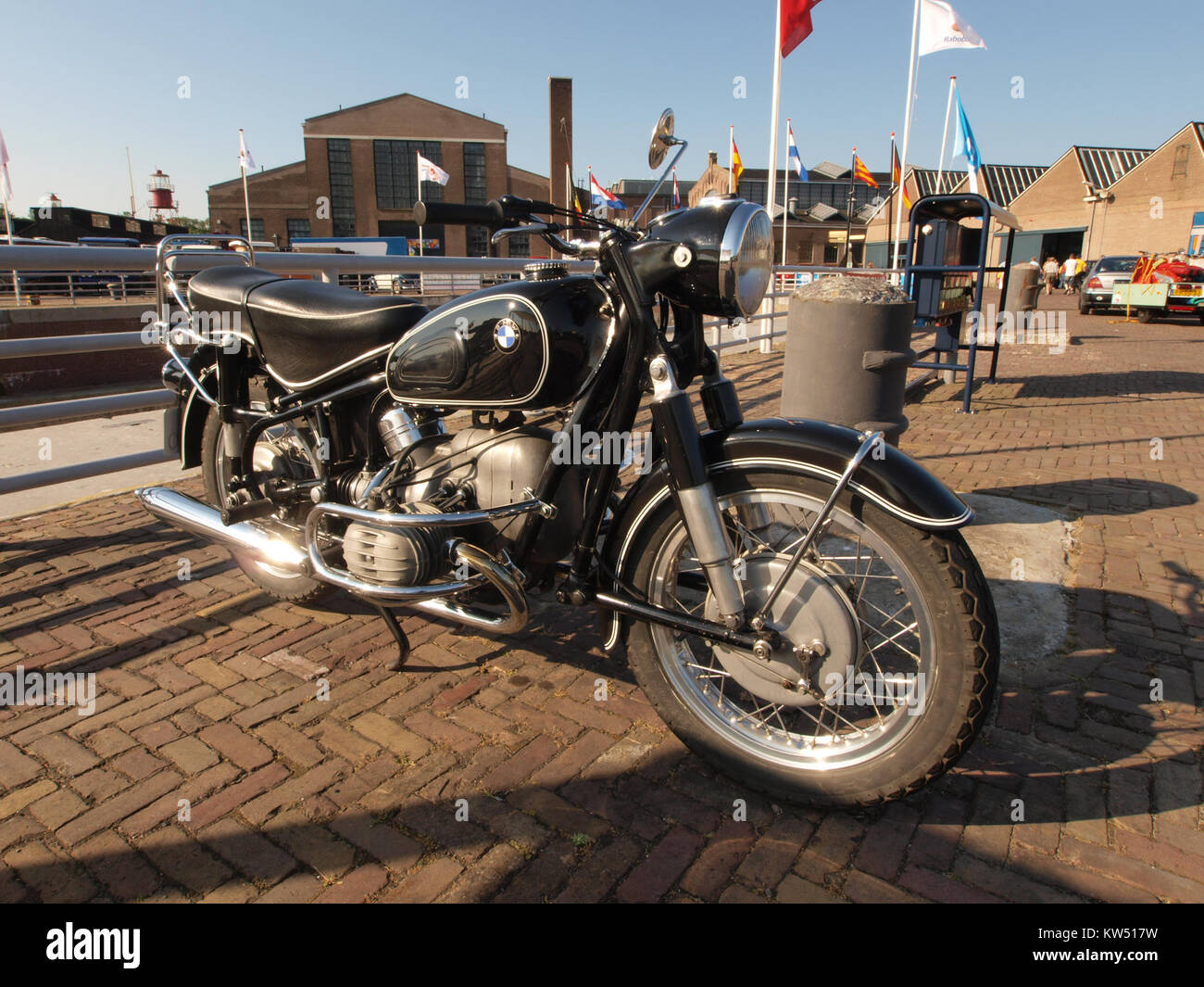 Der BMW R50, der 1964 hergestellt wurde, ist ein klassisches Motorrad, das für seine Technik und sein Design bekannt ist. Das Motorrad war Teil der Nachkriegsserie von BMW und verfügte über einen 500-ccm-Motor, der für seine leichtgängige Leistung und Zuverlässigkeit bekannt ist. Die niederländische Lizenzregistrierung UU 69 80 steht für ihre Geschichte. Stockfoto