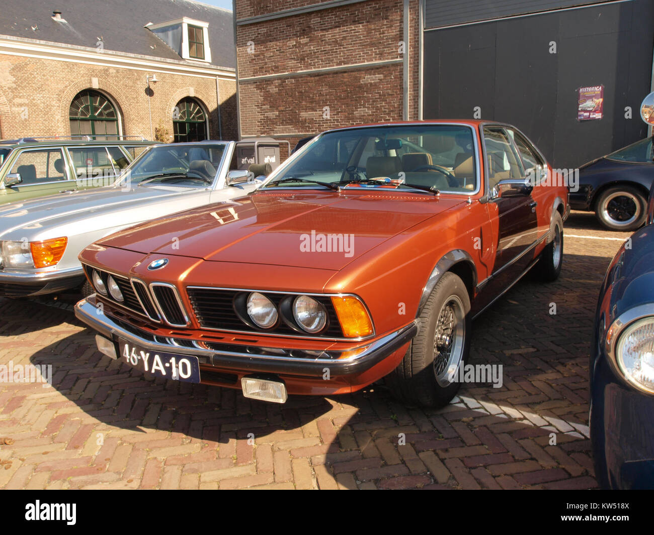 Dieses Bild zeigt einen BMW 630 CS Automatic aus dem Jahr 1977, ein Luxuscoupé aus der BMW E24-Baureihe. Das Fahrzeug ist unter dem niederländischen Kennzeichen 46 YA 10 zugelassen. Der 630 CS ist für sein elegantes Design bekannt und verfügt über einen 3,0-Liter-Motor und ein Automatikgetriebe, das auf dem Luxuswagenmarkt der 1970er Jahre zu einem Symbol für Leistung und Eleganz wird. Stockfoto