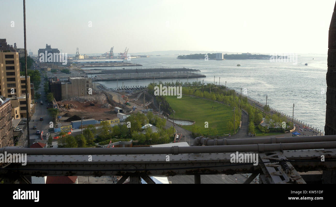 Brooklyn Bridge Park in New York City, am Ende des Tages eingefangen. Der Park bietet malerische Ausblicke auf die Brooklyn Bridge, den East River und die Skyline von Manhattan, was ihn zu einem beliebten Reiseziel für Einheimische und Touristen macht. Stockfoto