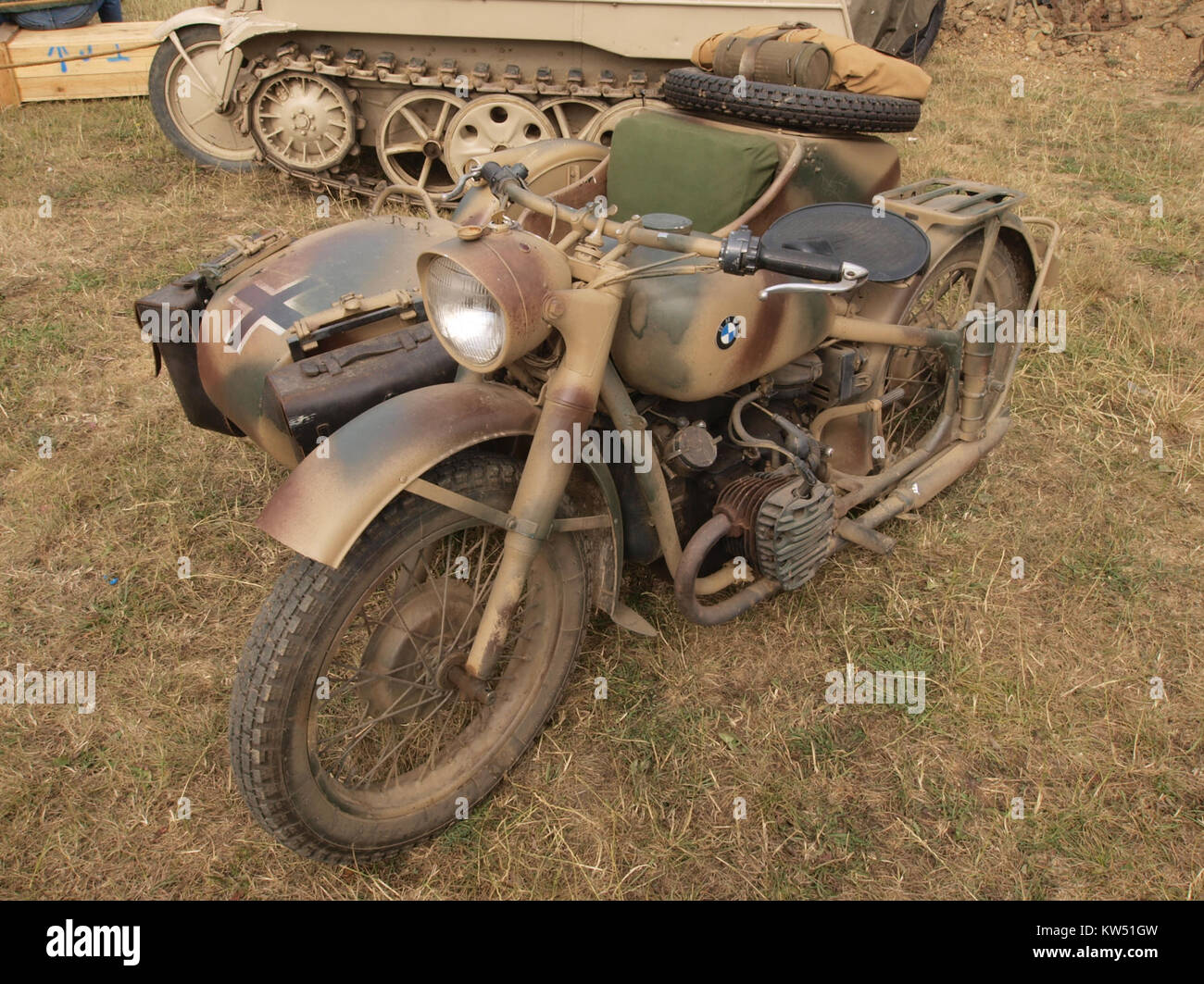 Das BMW Militärmotorrad, das auf der war & Peace Show vorgestellt wurde, repräsentiert den Typ, der während des Zweiten Weltkriegs verwendet wurde, und zeigt seine historische Bedeutung und sein mechanisches Design. Stockfoto