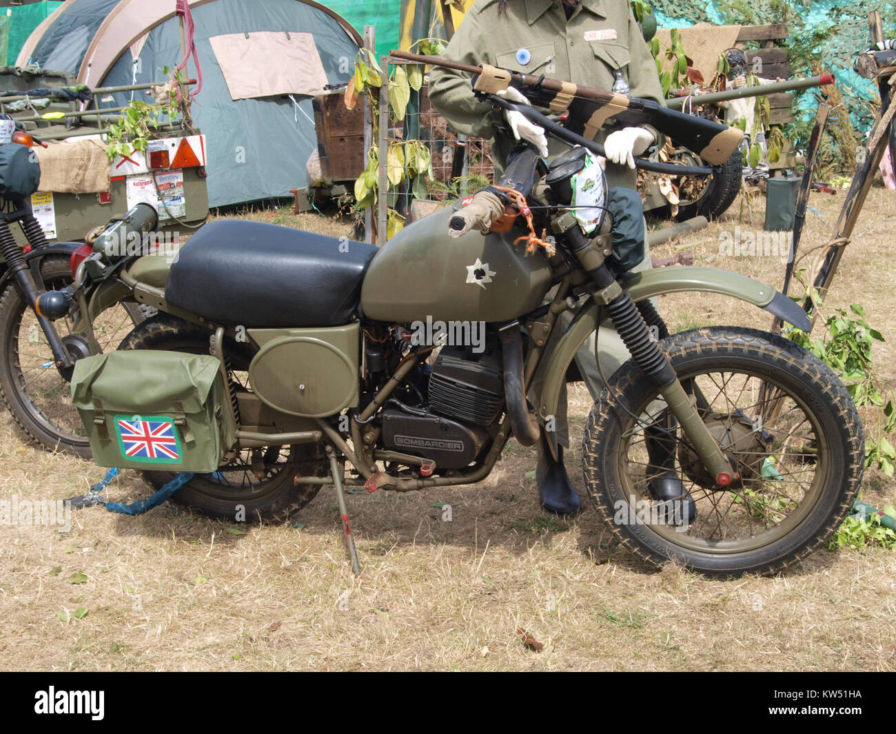 Abbildung eines Bombardier Militärmotorrads, das sein Design und seine Funktionalität als Militärfahrzeug veranschaulicht. Stockfoto