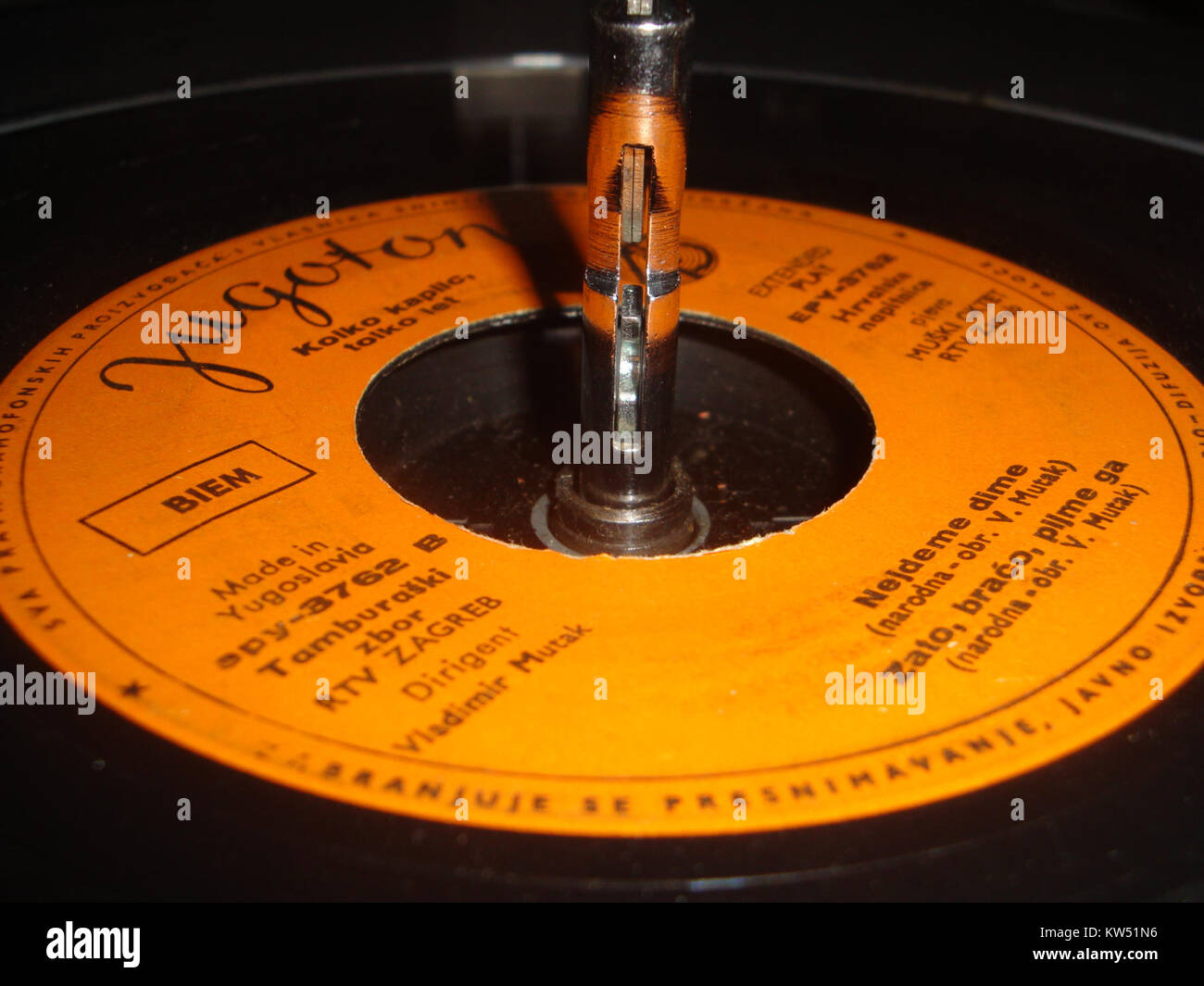 Jugoton war ein bekanntes Plattenlabel in Jugoslawien, das für die Herstellung von Schallplatten bekannt war. Dieser Artikel ist eine Vintage-Vinyl-Veröffentlichung unter dem Label Jugoton aus der jugoslawischen Musikindustrie. Stockfoto
