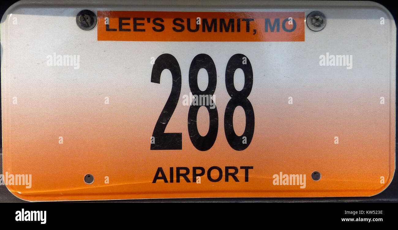 Das ist ein Kennzeichen der lokalen Regierung von Missouri, ausgestellt in Lee's Summit, einer Stadt in Missouri. Das Kennzeichen stellt eine Form der Fahrzeugzulassung innerhalb des Bundesstaates dar und ist ein Standardmerkmal für Einwohner und Besucher. Sie dient als amtliche Kennung für in dem Gebiet zugelassene Fahrzeuge. Stockfoto