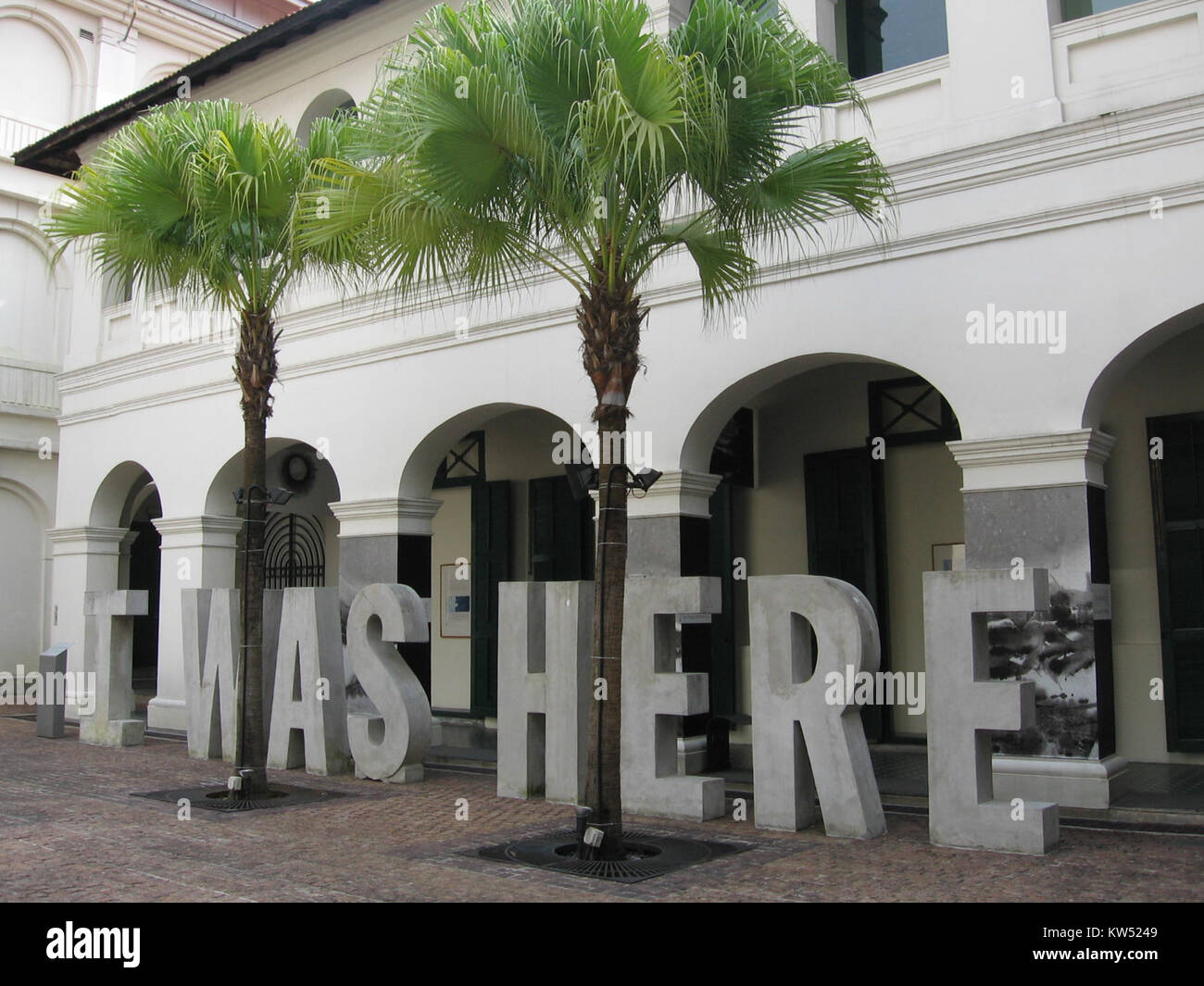 „I Was Here“ (2004), ein Werk von Francis ng, das im Singapore Art Museum ausgestellt wird, beschäftigt sich mit Themen der Erinnerung und Identität. Das Kunstwerk war Teil der Ausstellung des Museums von 2006 und bot eine moderne Interpretation der persönlichen Geschichte und kulturellen Erzählungen. Stockfoto