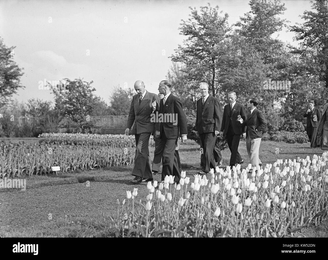 Eine lebendige Darstellung eines Blumenarrangements mit dem Titel „Bloemenpracht“, das eine Sammlung von Blüten zeigt, die in diesem historischen Stück festgehalten wurden. Stockfoto