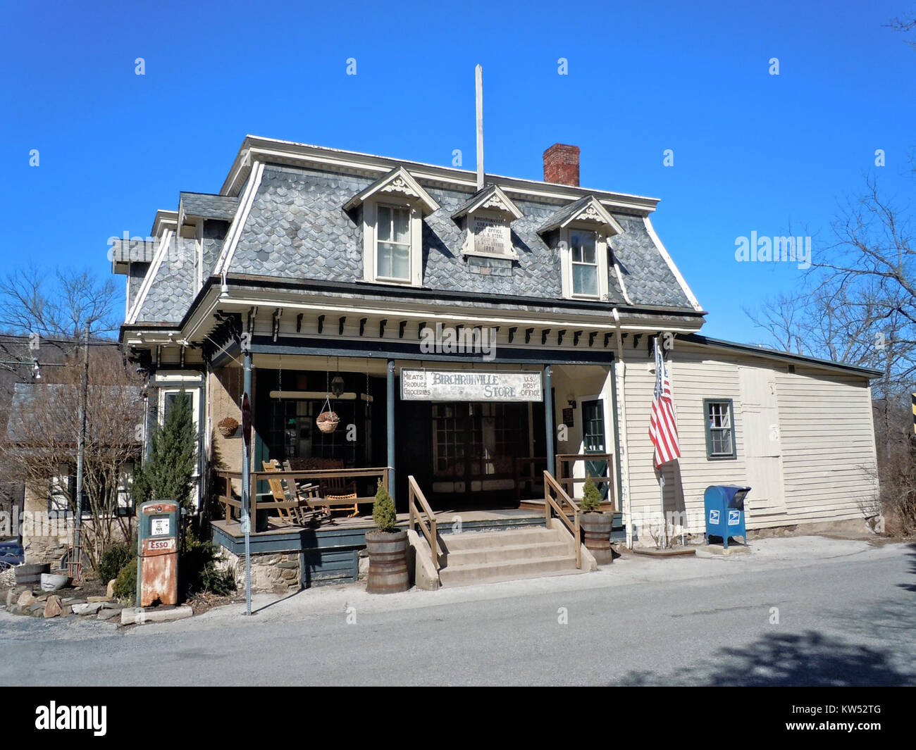 Birchrunville Store im Chester County, Pennsylvania, ist ein historisches Gebäude, das seit vielen Jahren ein zentraler Punkt für die lokale Gemeinde ist. Es diente als Gemischtwarenladen und ist weiterhin ein Wahrzeichen in der Gegend. Stockfoto