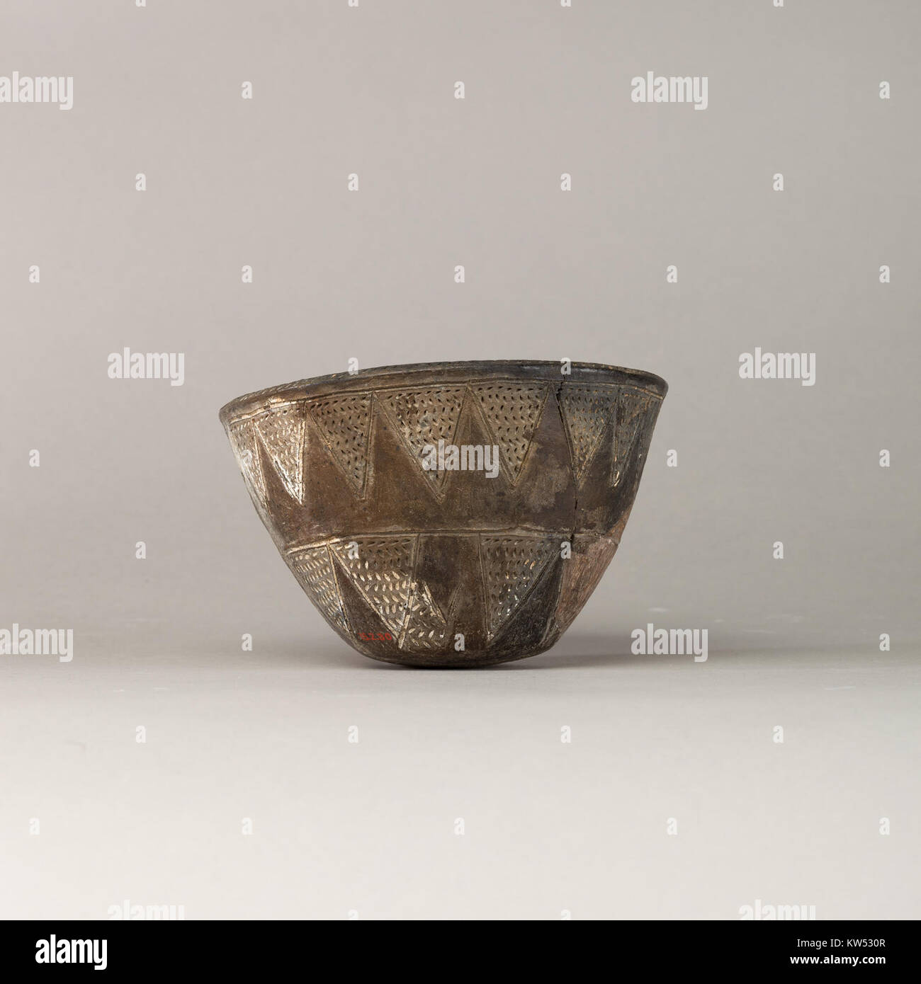 Schwarz eingeschnittene Ware Schüssel, Zugangsnummer 15.2,30, untergebracht im Metropolitan Museum of Art Die Schüssel weist geometrische Schnittmuster auf, die für den Black Incised Ware-Stil charakteristisch sind. Stockfoto