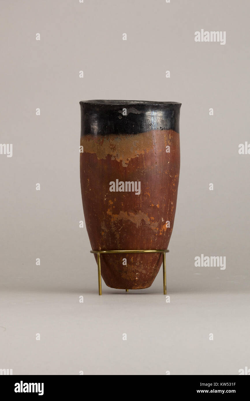 Dieser rote Gefäßbecher mit schwarzem Verschluss aus dem Metropolitan Museum of Art ist ein Stück alter Keramik. Das markante schwarz-rote Farbschema unterstreicht die künstlerischen Praktiken der frühen Zivilisationen in der Töpferei. Stockfoto