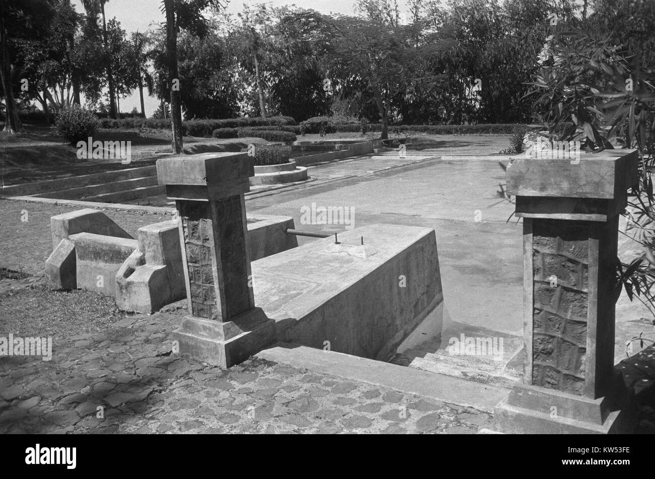Das Bild zeigt den Bau einer Grenze auf einem Militärfriedhof (Ereveld) in den Niederlanden. Diese Friedhöfe sind oft dem Gedenken an Soldaten gewidmet, die in Kriegen gekämpft haben, und sind bedeutend in der niederländischen Geschichte und Erinnerung. Stockfoto