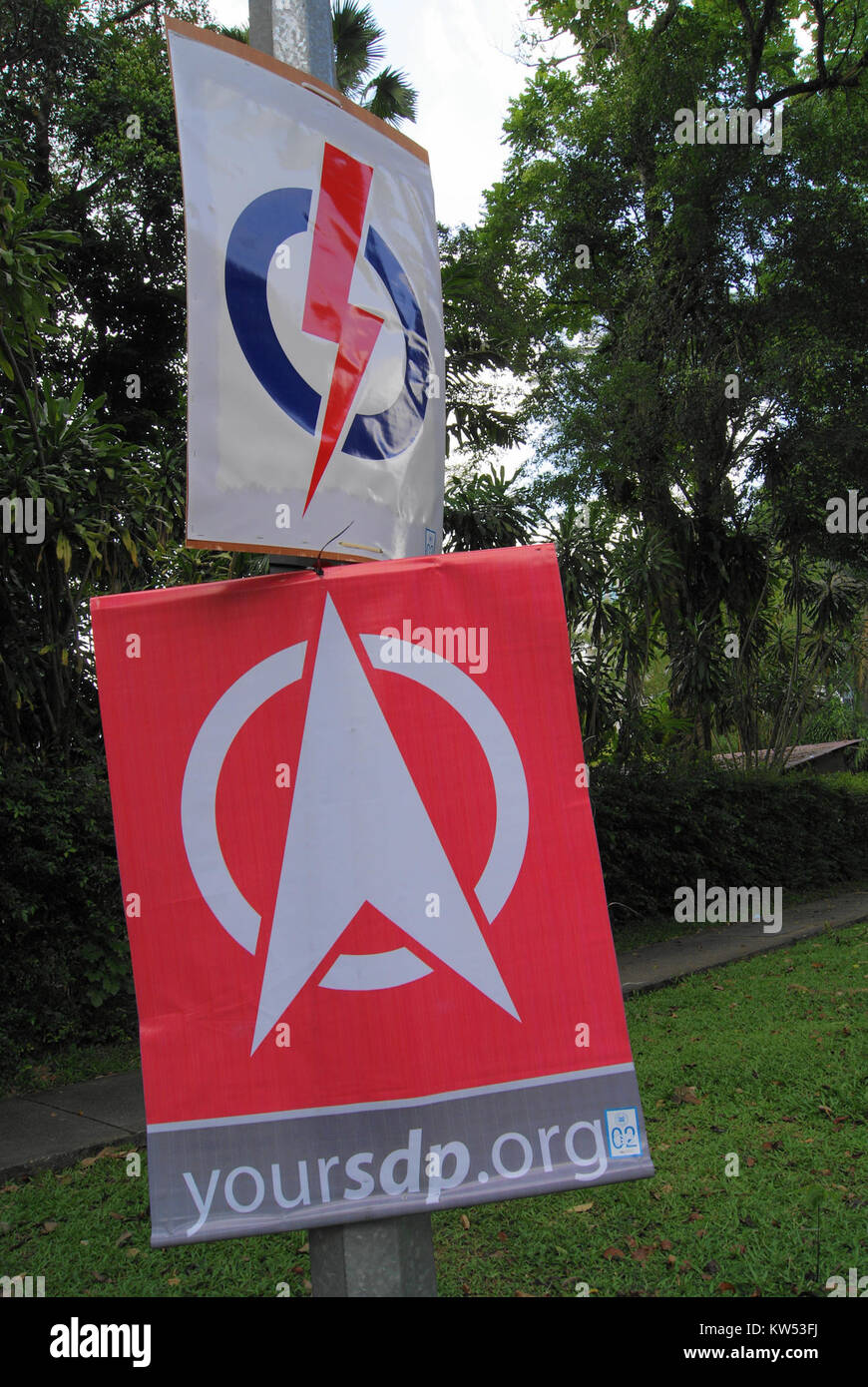 Fotos von politischen Plakaten der People's Action Party und der Demokratischen Partei Singapurs, die am 5. Mai 2011 entlang der Clementi Road in Singapur gezeigt wurden und die politische Kampagne in der Region zeigen. Stockfoto