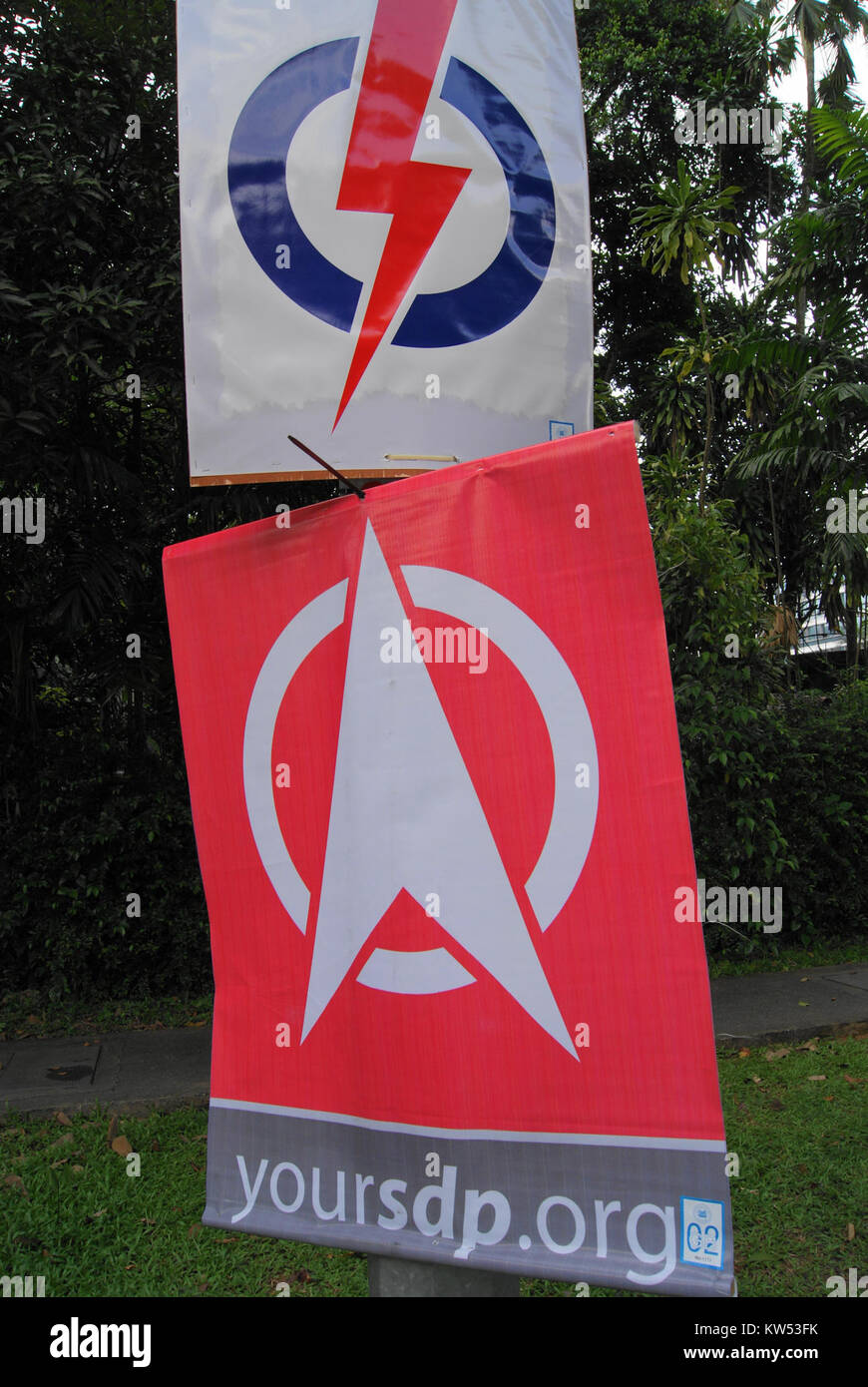 Dieses Bild zeigt politische Plakate der People's Action Party und der Demokratischen Partei Singapurs an der Clementi Road in Singapur. Das Foto zeigt die politische Atmosphäre während des Wahlkampfs am 5. Mai 2011. Stockfoto