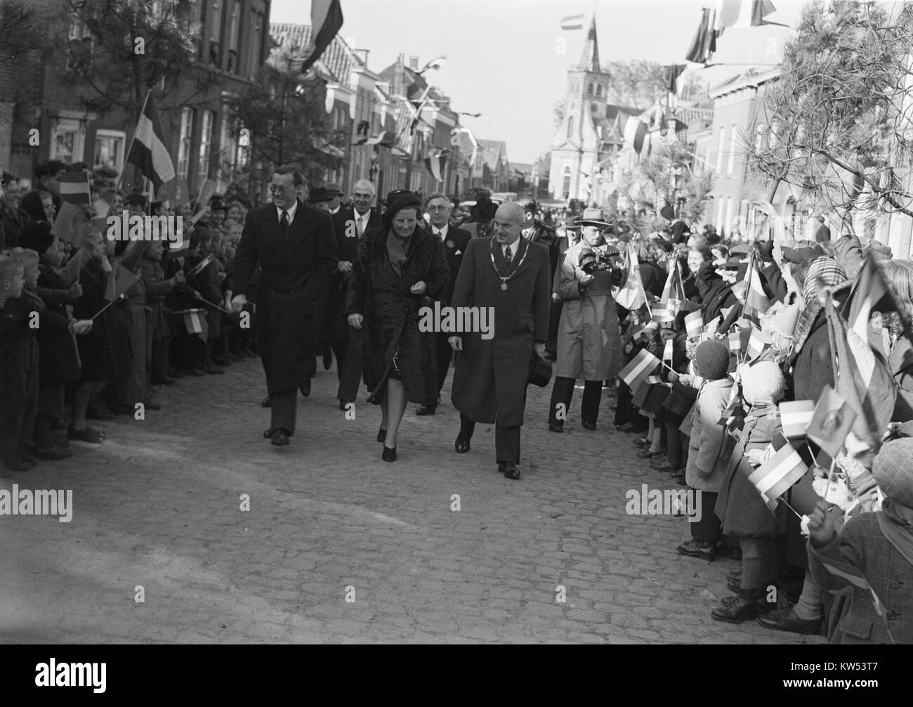 Dieses Foto zeigt den Besuch des Königspaares in Zeeland, Niederlande, und zeigt ein bedeutendes Ereignis im königlichen Kalender des Landes. Der Besuch beleuchtet die Kulturdiplomatie und die Engagements der niederländischen Monarchie. Stockfoto