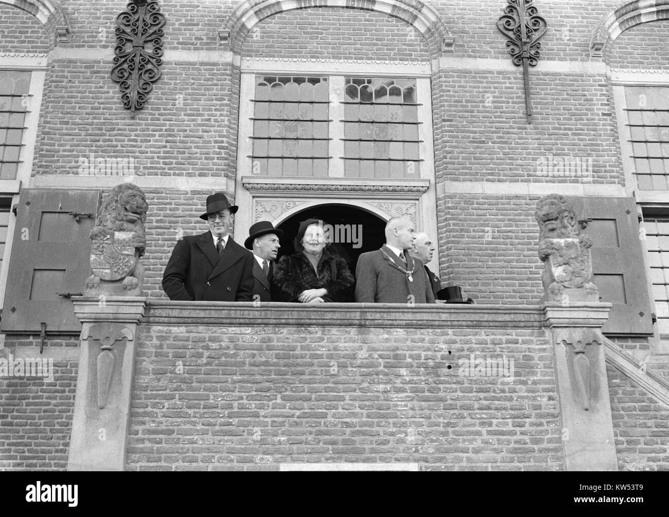 Dieses Bild zeigt den Besuch eines königlichen Paares in Zeeland, einer Provinz in den Niederlanden. Die Veranstaltung beleuchtet die zeremonielle und soziale Bräuche königlicher Besuche in lokalen Regionen. Stockfoto