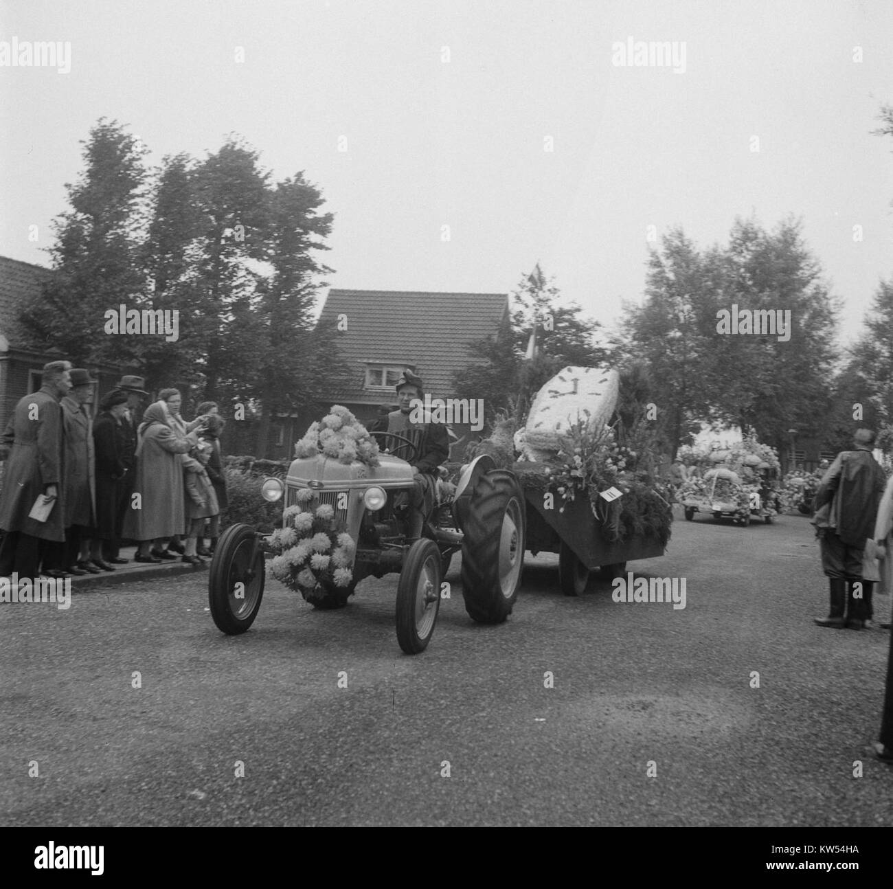 Der Bloemencorso Aalsmeer, der in den Niederlanden stattfindet, ist eine berühmte Blumenparade, die für ihre lebendigen Blumenaufführungen und künstlerischen Motive bekannt ist. Die Veranstaltung ist eine wichtige kulturelle Tradition in Aalsmeer. Stockfoto