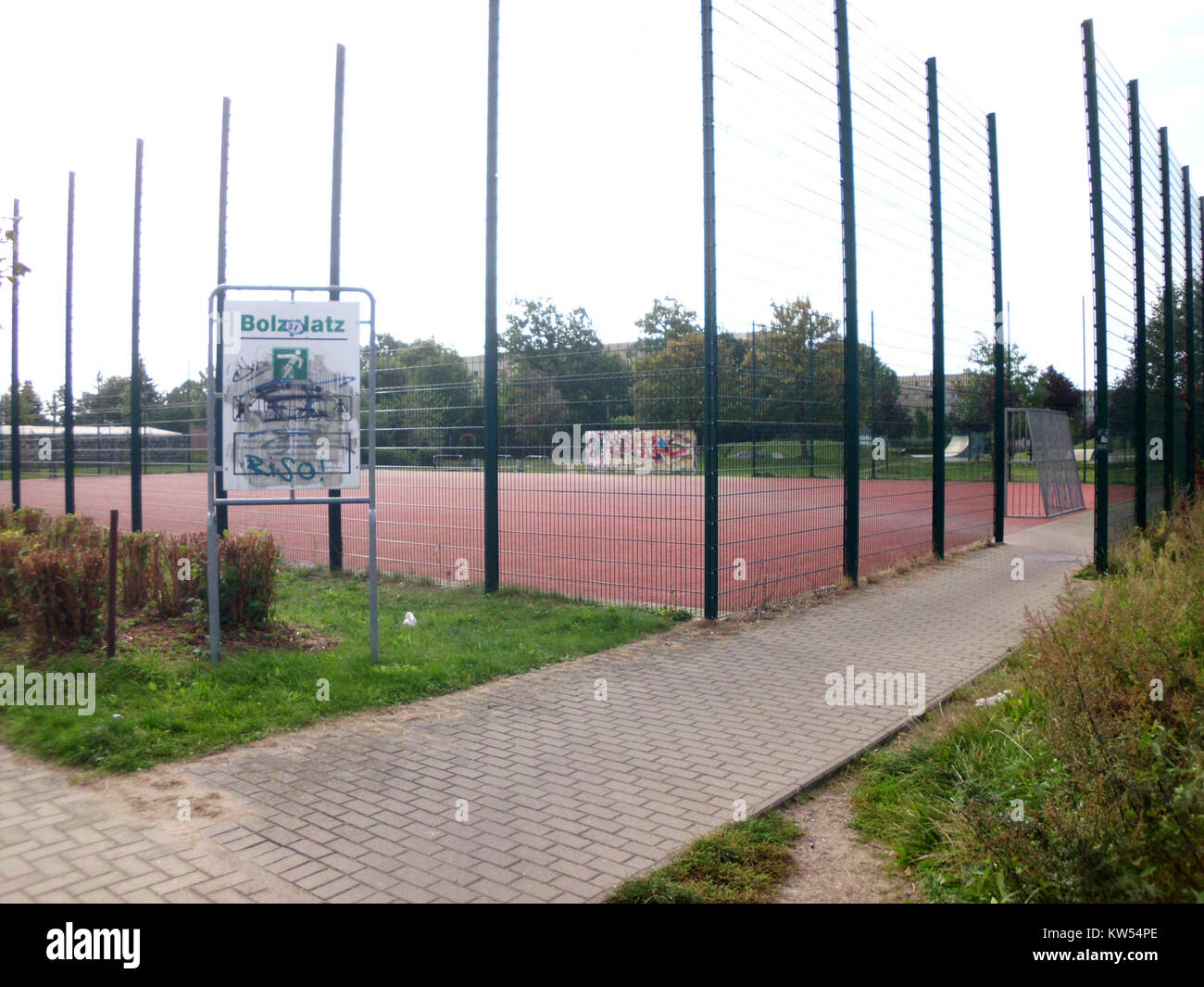 Bolzplatz 1 bezeichnet einen öffentlichen Sportplatz oder Spielplatz an einem bestimmten Ort, der häufig für Freizeitsport und Gemeindeveranstaltungen genutzt wird. Das Feld ist Teil von Naherholungsräumen. Stockfoto