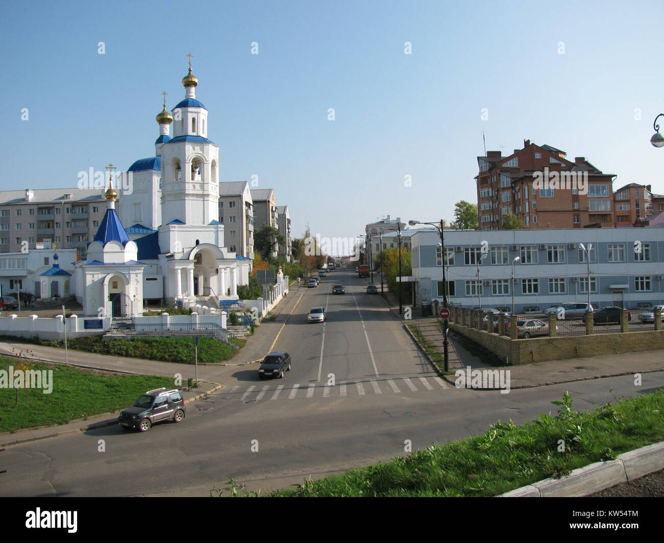 Ein Panoramablick auf die Big Red Street vom Kreml-Hügel aus, der die architektonische Landschaft und die urbane Landschaft der Gegend einfängt. Die Perspektive bietet einen Einblick in das Stadtbild und den historischen Kontext. Stockfoto