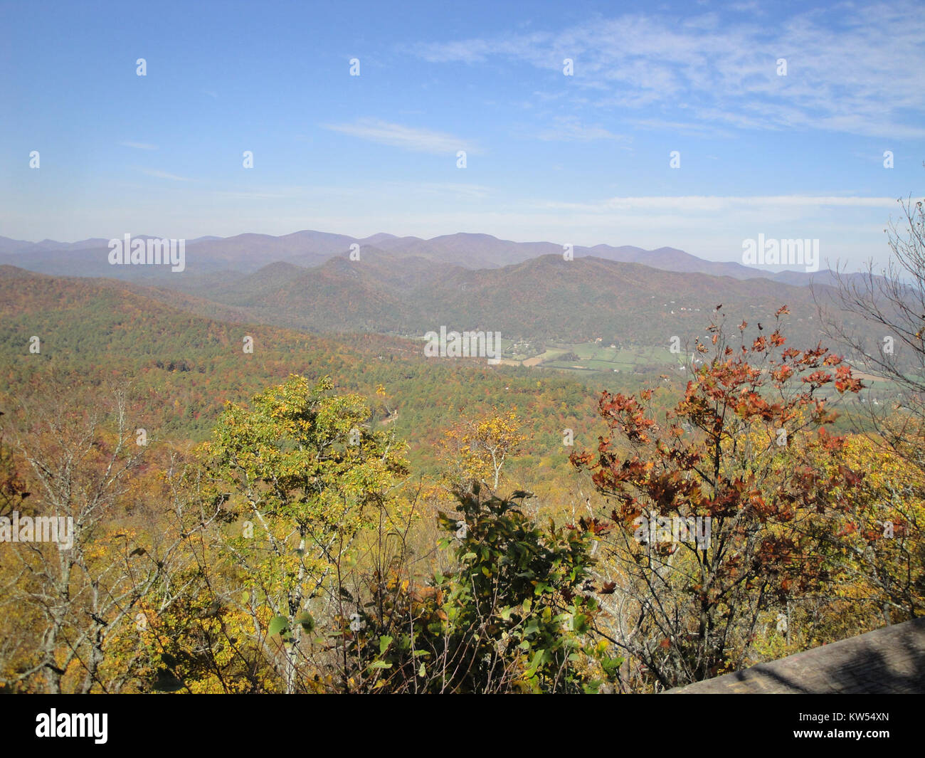 Diese Aussicht vom Gipfel des Black Rock Mountain bietet einen weiten Blick auf die umliegende Landschaft und zeigt die natürliche Schönheit der Gegend. Es ist ein beliebter Ort für Wanderer und Naturliebhaber. Stockfoto