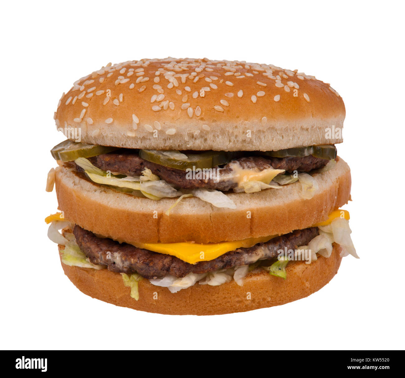 Der Big Mac Hamburger, ein ikonisches Fast Food-Produkt von McDonald's, wurde so bearbeitet, dass seine Schichten und Zutaten in einem Werbe- oder kulinarischen Kontext hervorgehoben werden. Stockfoto