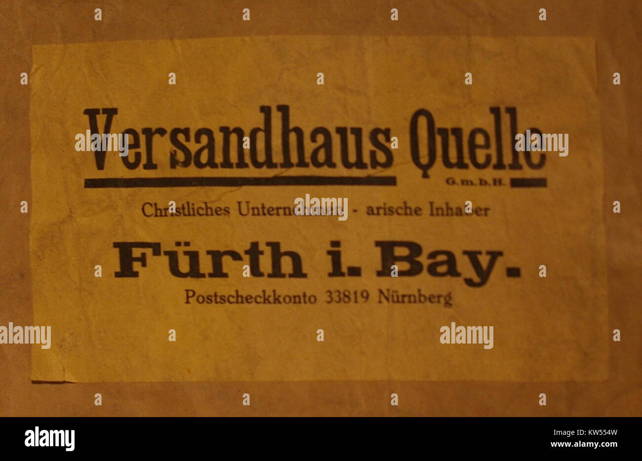 Die Versandhaus Quelle GmbH ist ein deutsches Versandunternehmen, das für seine Produktpalette im Einzelhandel und seine Beiträge zum Einzelhandel bekannt ist. Diese Abbildung zeigt das Firmenlogo oder das Gebäude. Stockfoto