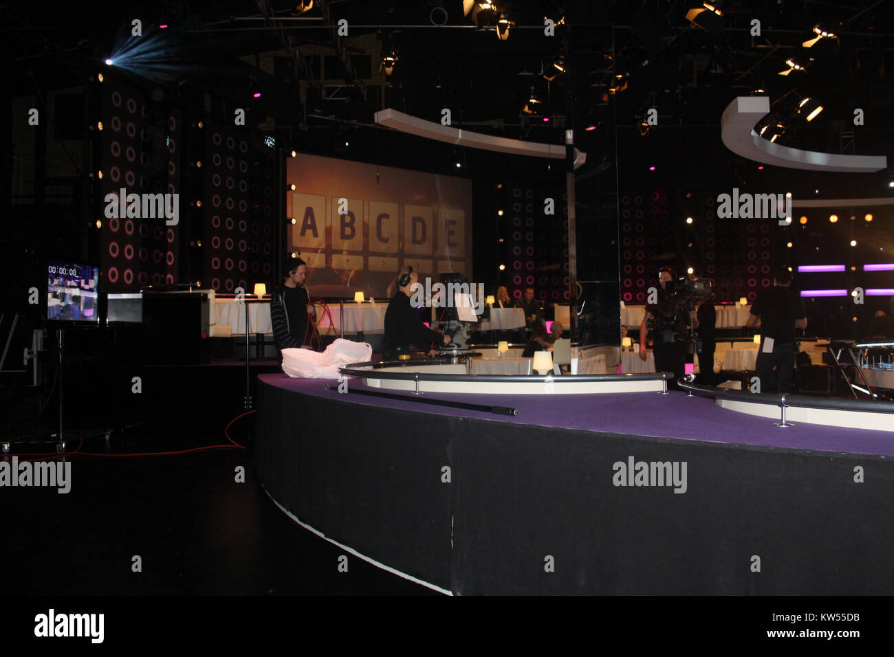 BingoLotto ist eine schwedische Fernsehshow, die Elemente von Bingo und Lotterie kombiniert. Das Bild vom 8. Januar 2012 um 14:00 Uhr fängt wahrscheinlich einen Moment aus dem Studio der Show ein und spiegelt sein interaktives und ansprechendes Format wider. Stockfoto