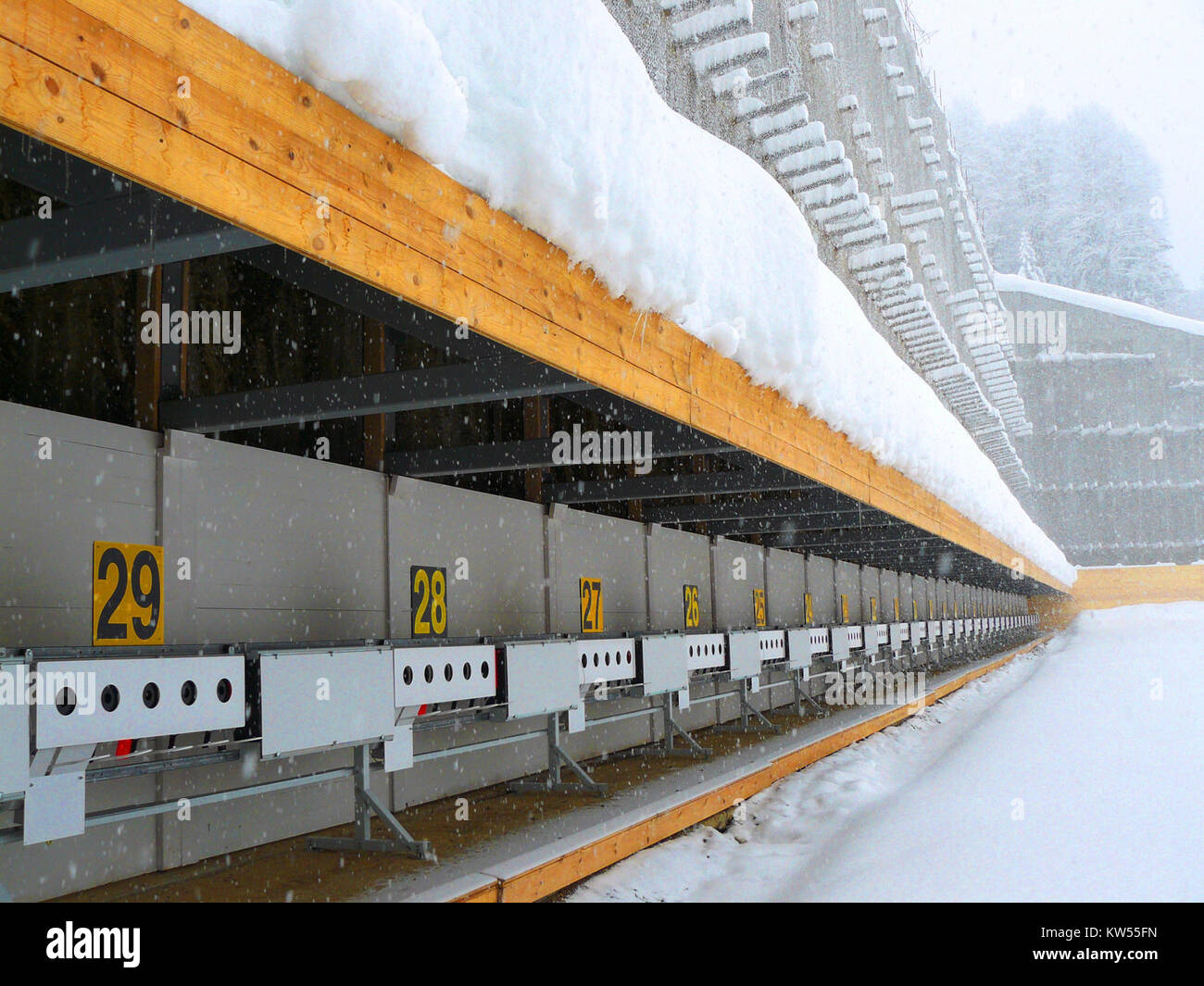 Der Biathlon-Schießstand ist eine Einrichtung, die im Biathlon-Sport verwendet wird, wo Athleten Schießveranstaltungen während Rennen veranstalten, typischerweise kombiniert mit Langlauf. Stockfoto