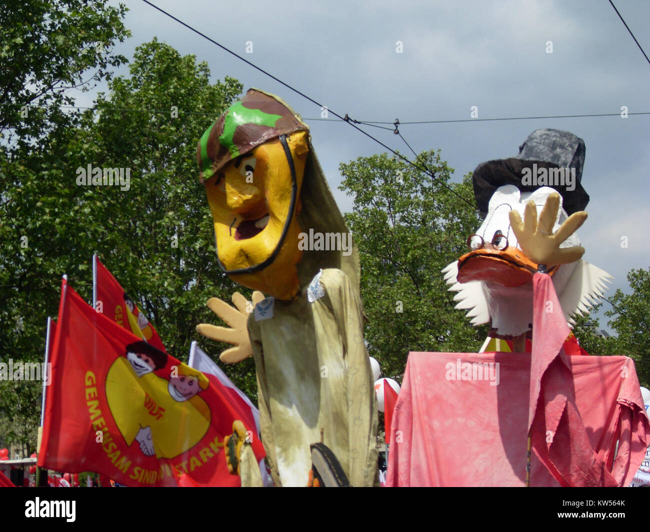 Blockupy bezieht sich auf eine Protestbewegung, die ihren Ursprung in Europa, insbesondere in Deutschland, hatte und sich auf Widerstand gegen Sparpolitik und soziale Ungleichheit konzentrierte. Sie zielte darauf ab, die negativen Auswirkungen der Finanzsysteme auf die Öffentlichkeit hervorzuheben. Stockfoto