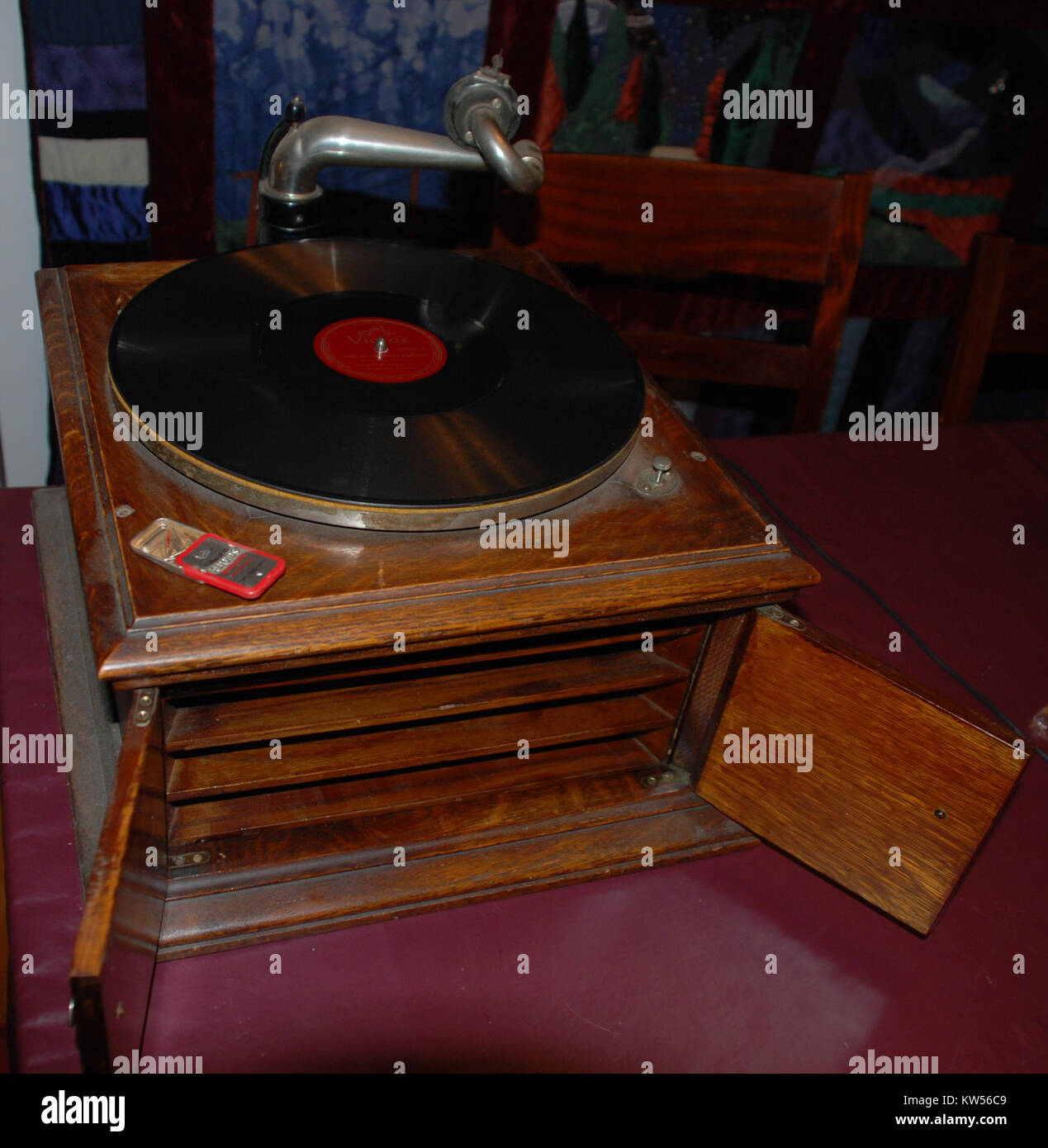 Ein Bild des Victrola VV VI 164559F, eines Vintage-Plattenspielers. Die Victrola wurde Anfang des 20. Jahrhunderts häufig für das Abspielen von Schallplatten verwendet und war ein wichtiger Teil der Geschichte der Audiotechnologie. Stockfoto