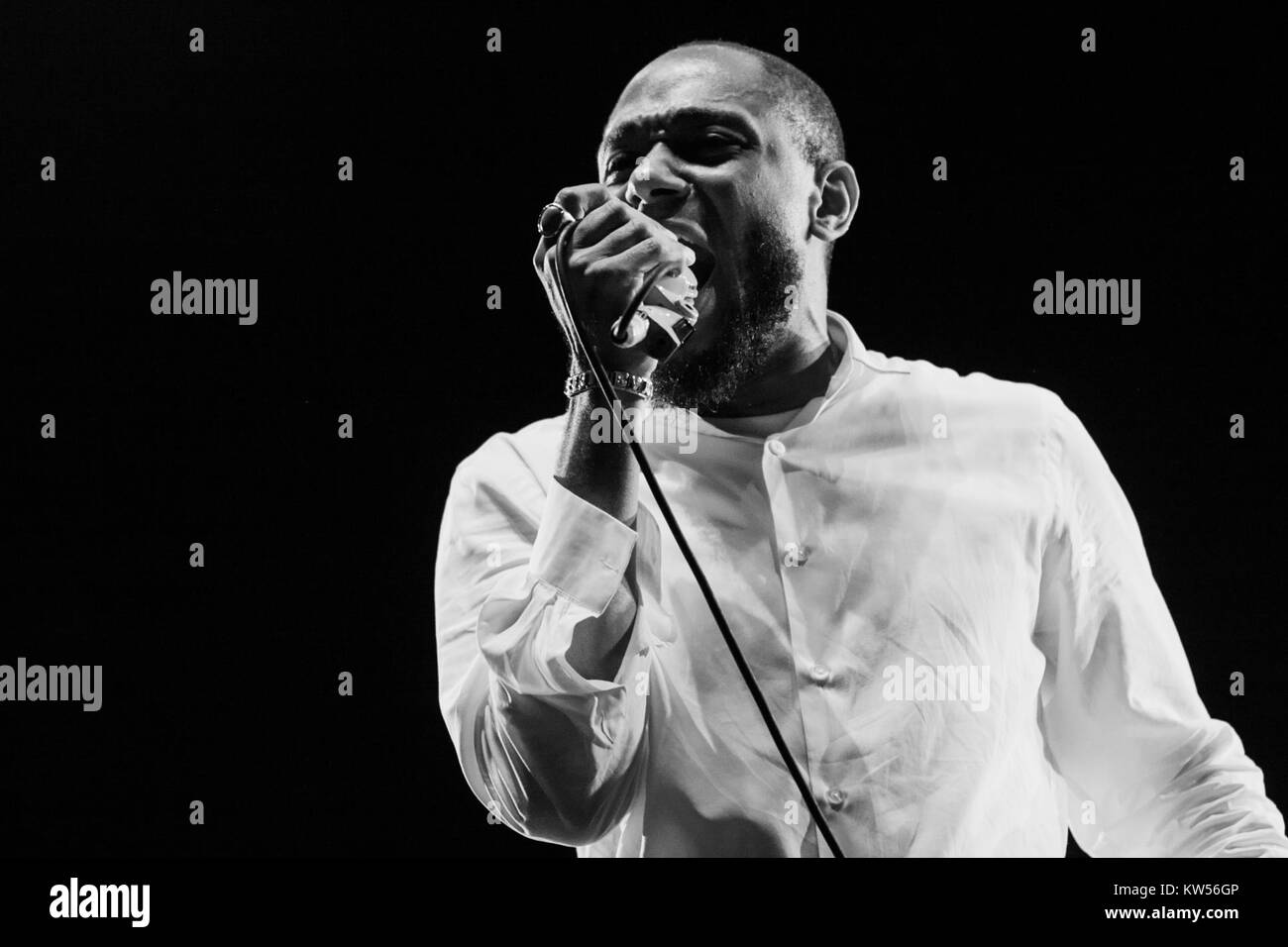 Eine Aufführung von Black Star auf dem Dour Festival im Jahr 2012. Das Bild zeigt das Live-Musik-Event mit dem berühmten Hip-Hop-Duo während des Sets. Stockfoto