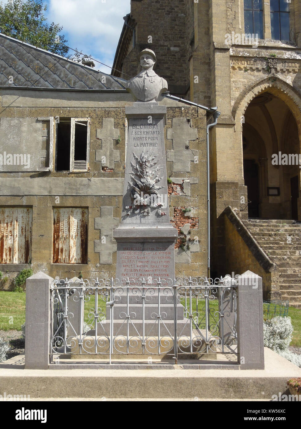 Das Blombay Monument in den Ardennen erinnert an gefallene Soldaten und dient als Denkmal für diejenigen, die während der Konflikte ihr Leben verloren haben. Sie steht als Symbol der Erinnerung und des Respekts für die Opfer. Stockfoto