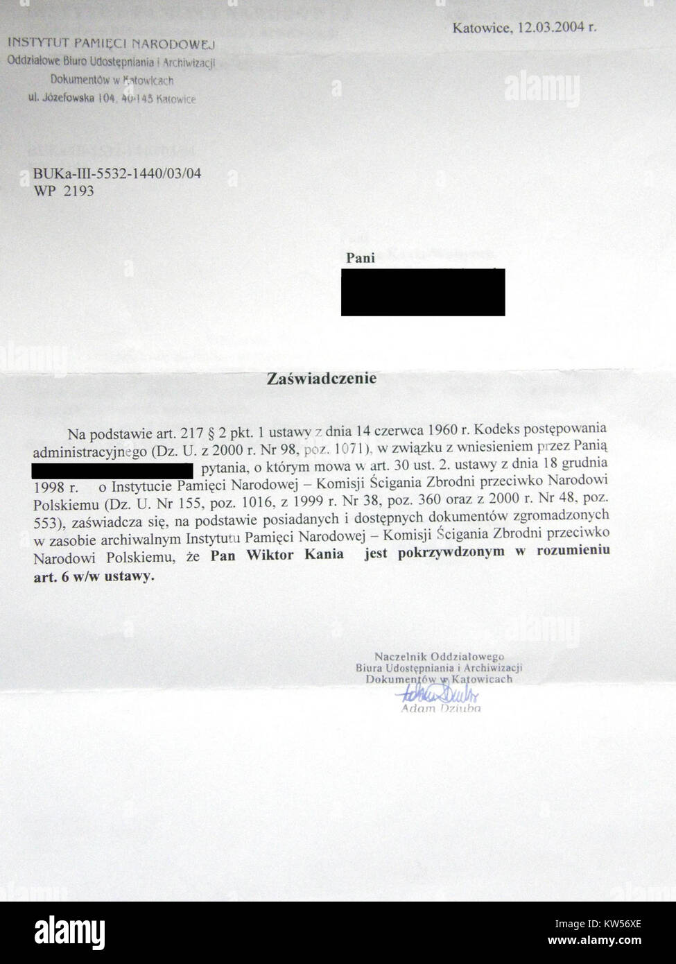 Der Begriff „W.K. Status pokrzywdzonego WP“ bezieht sich auf einen spezifischen rechtlichen oder militärischen Status im polnischen Militärrecht, der sich auf die Anerkennung von Opfern oder von Kriegen betroffenen Personen bezieht. Die WP 21932-Referenz könnte sich auf ein bestimmtes Dokument oder Fall beziehen, das diesen Status betrifft. Stockfoto