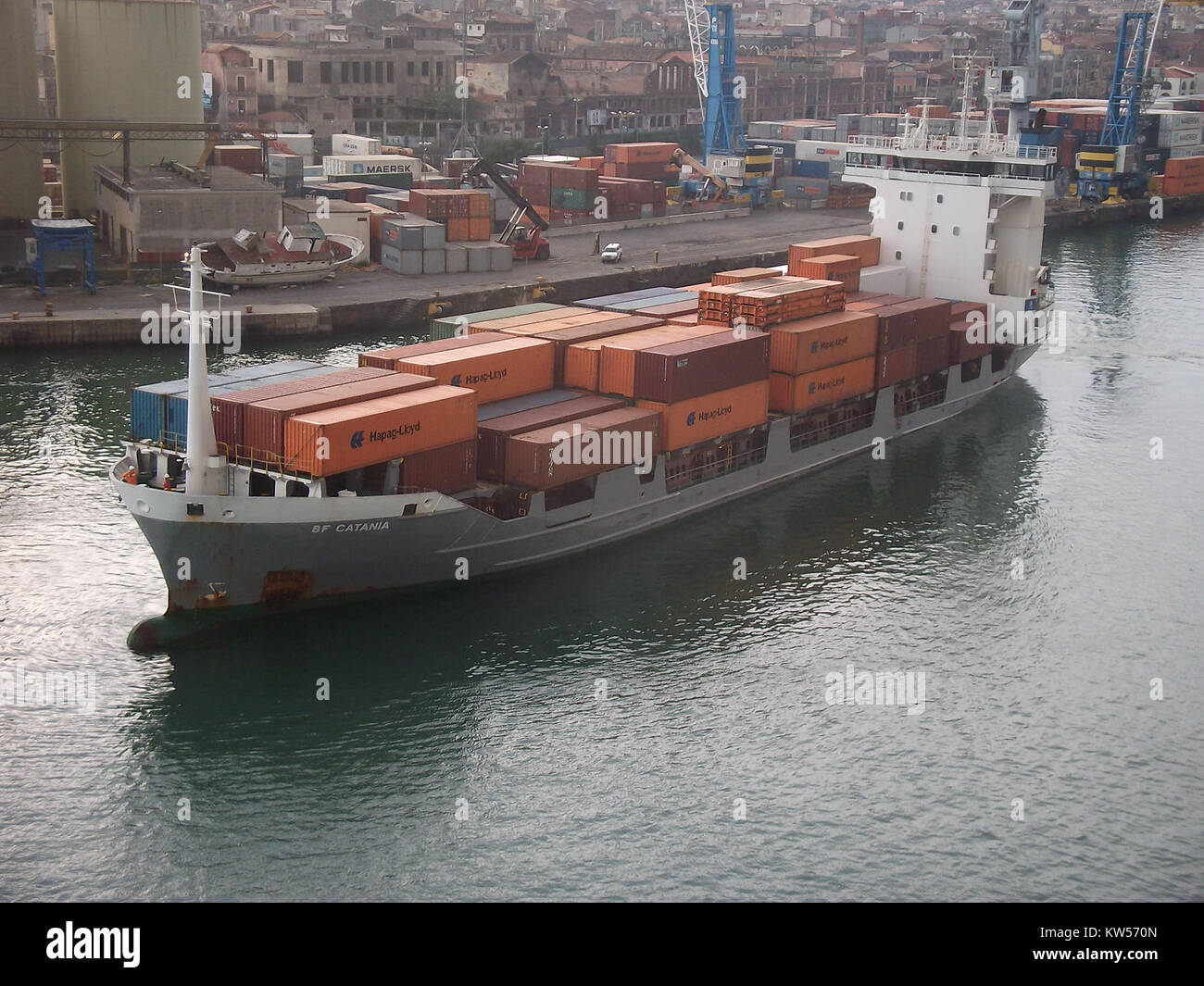 BF Catania ist eine Roll-on/Roll-off-Fähre (RO-RO), die von der italienischen Reederei BF Ferries betrieben wird. 2012 wurde es im Hafen von Catania auf Sizilien fotografiert, um sein Design und seine Funktion im Personen- und Fahrzeugverkehr hervorzuheben. Stockfoto