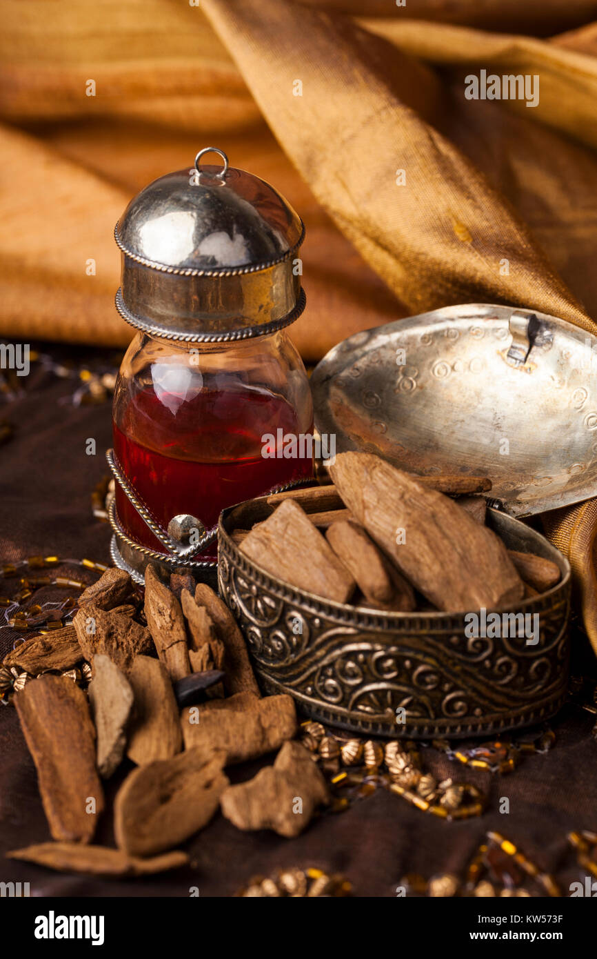 Agarwood, auch aloeswood, ätherisches Öl und Räucherwerk Chips genannt Stockfoto