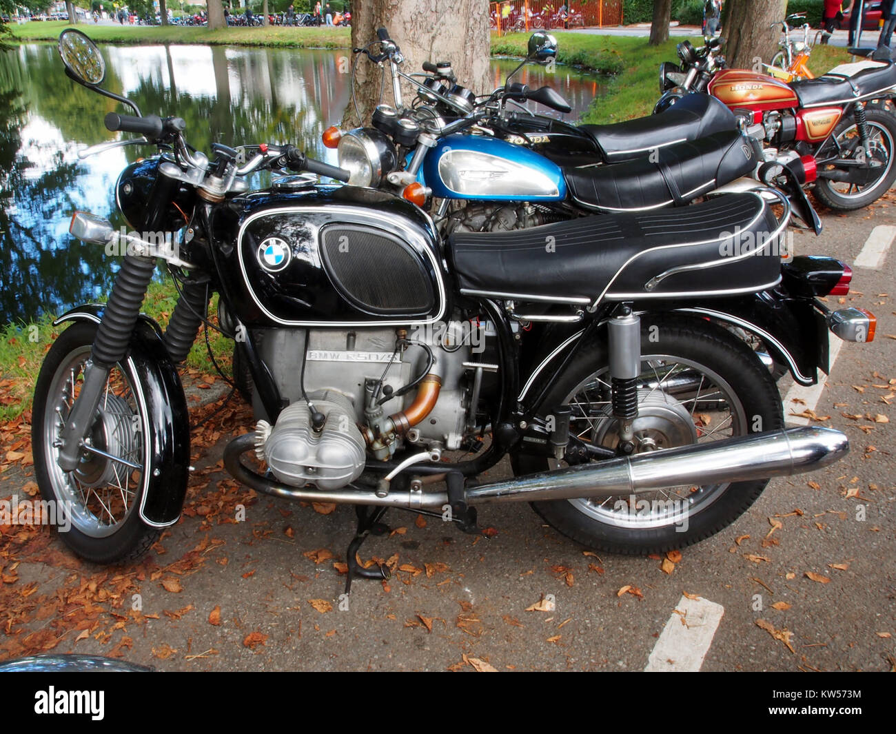 Der BMW R50slash5 ist ein klassisches Motorradmodell, das von BMW in den 1970er Jahren hergestellt wurde Er verfügt über einen 500-ccm-Motor, der für seine Zuverlässigkeit, sein ruhiges Fahrverhalten und sein legendäres Design bekannt ist, das zum Symbol der deutschen Ingenieurskunst der Mitte des Jahrhunderts wurde. Stockfoto