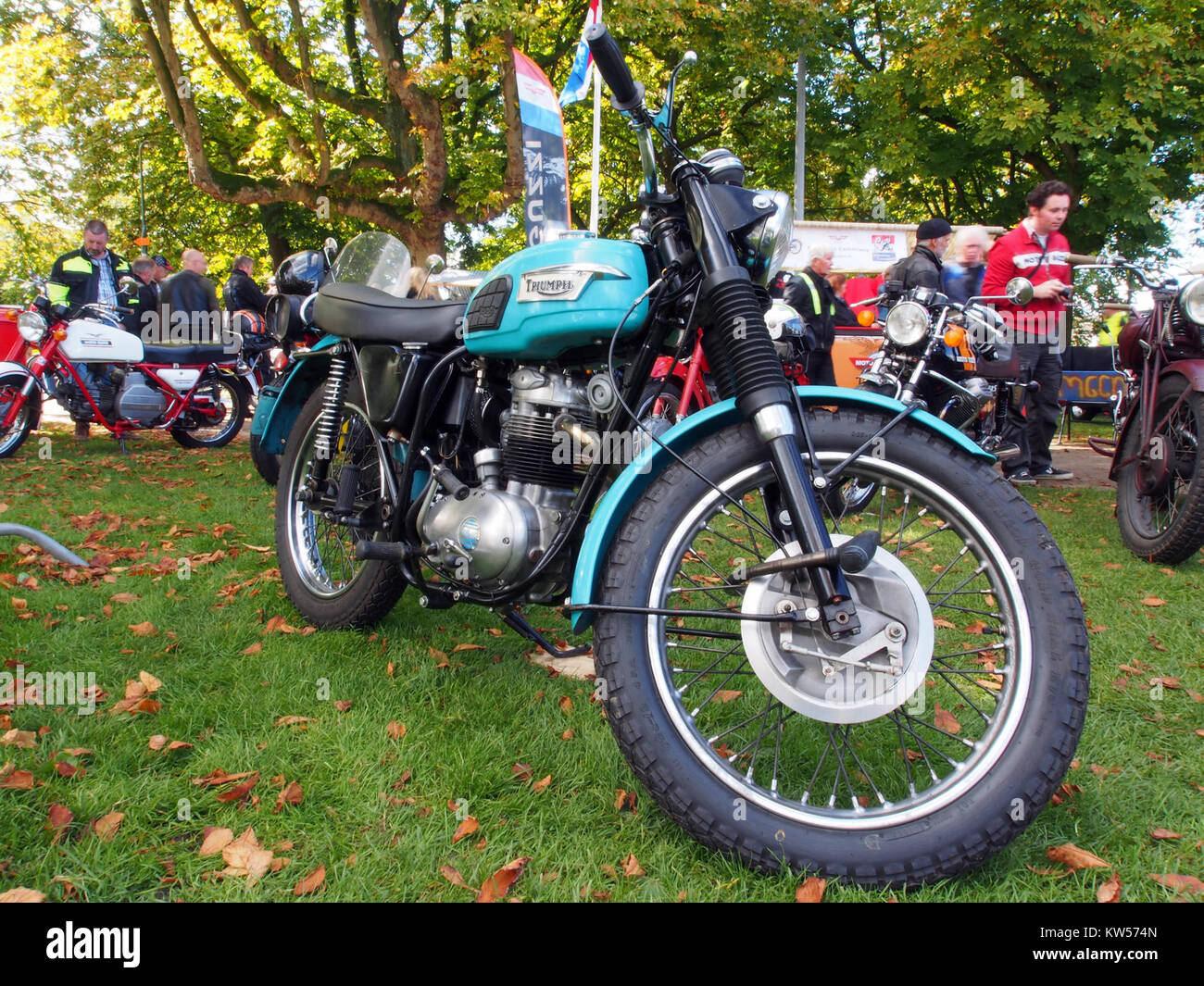 Dieses Bild zeigt einen Blue Triumph, einen britischen Sportwagen, der für seine Leistung und sein Design bekannt ist. Das Fahrzeug ist für sein elegantes Äußere und seinen guten Ruf in der Automobilgeschichte bekannt. Stockfoto