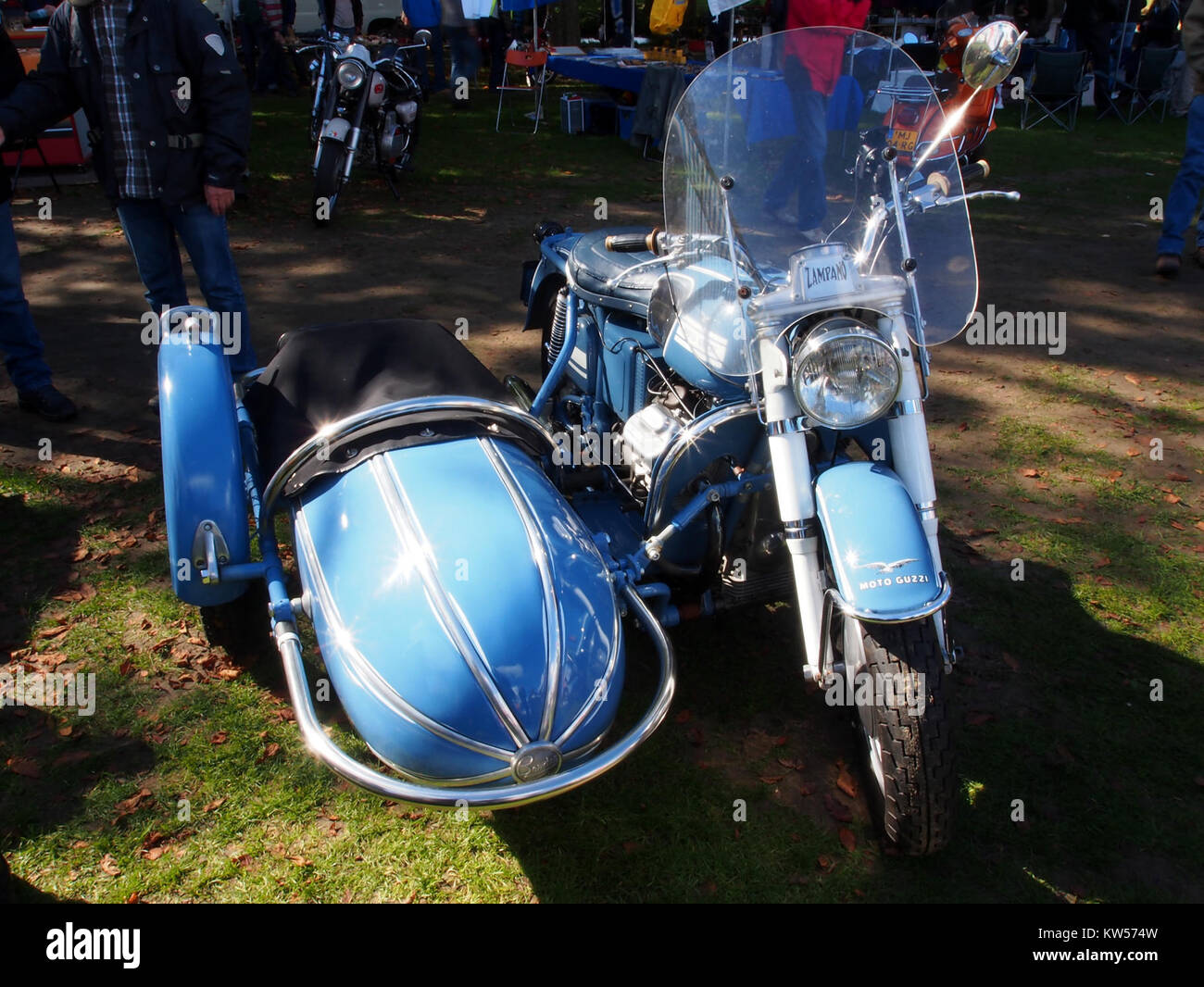 Dieses Bild zeigt ein blaues Moto Guzzi-Motorrad mit Beiwagen. Das Moto Guzzi ist bekannt für sein italienisches Design und seine Ingenieurskunst, und dieses Motorrad steht für die klassische Motorradkultur. Stockfoto