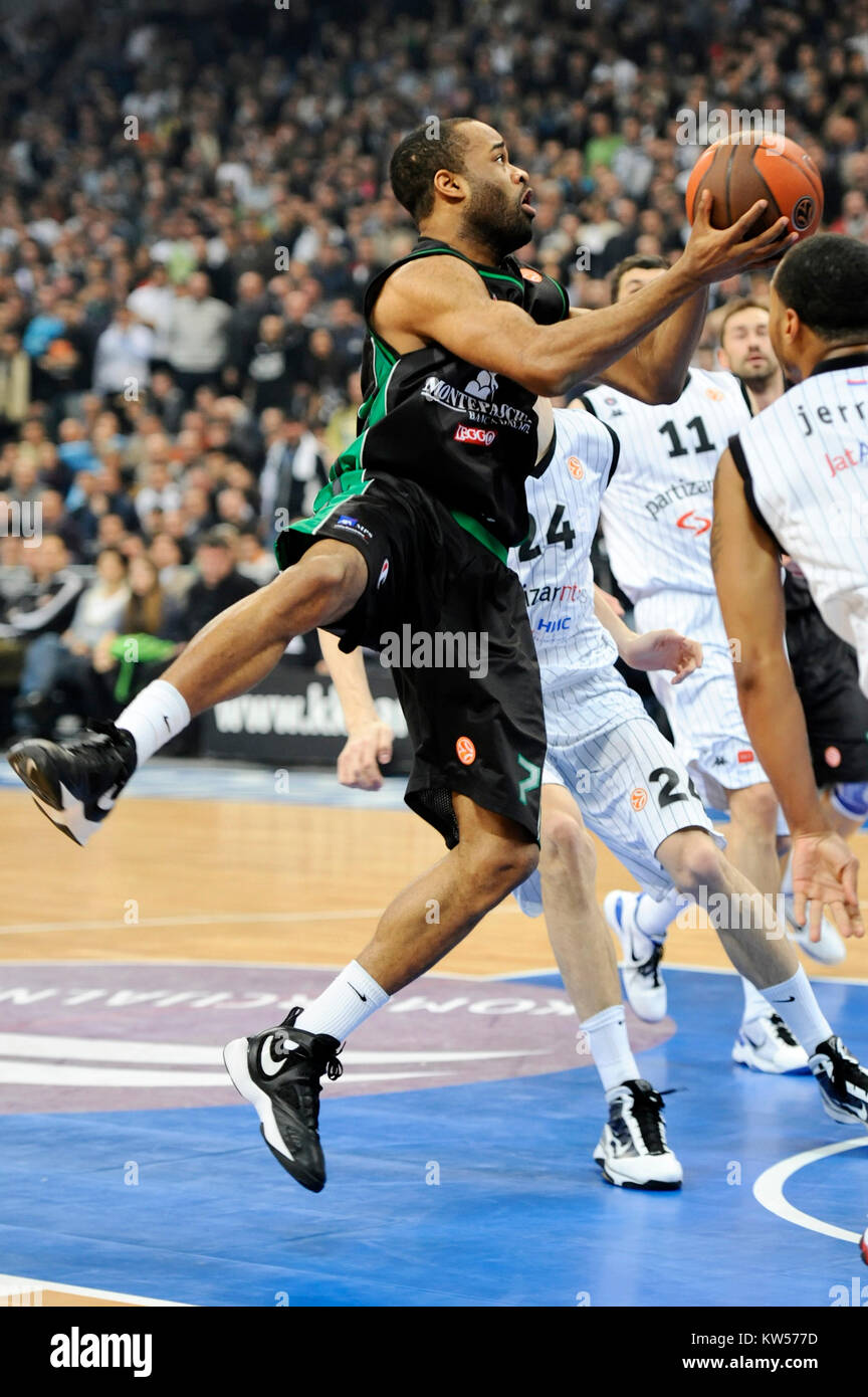 Belgrad, Serbien, 3. Februar 2011: Malik Hairston von Montepaschi Siena steuert die Kugel während Euroligue Top 16 Gruppe G basketball Match zwischen Teil Stockfoto